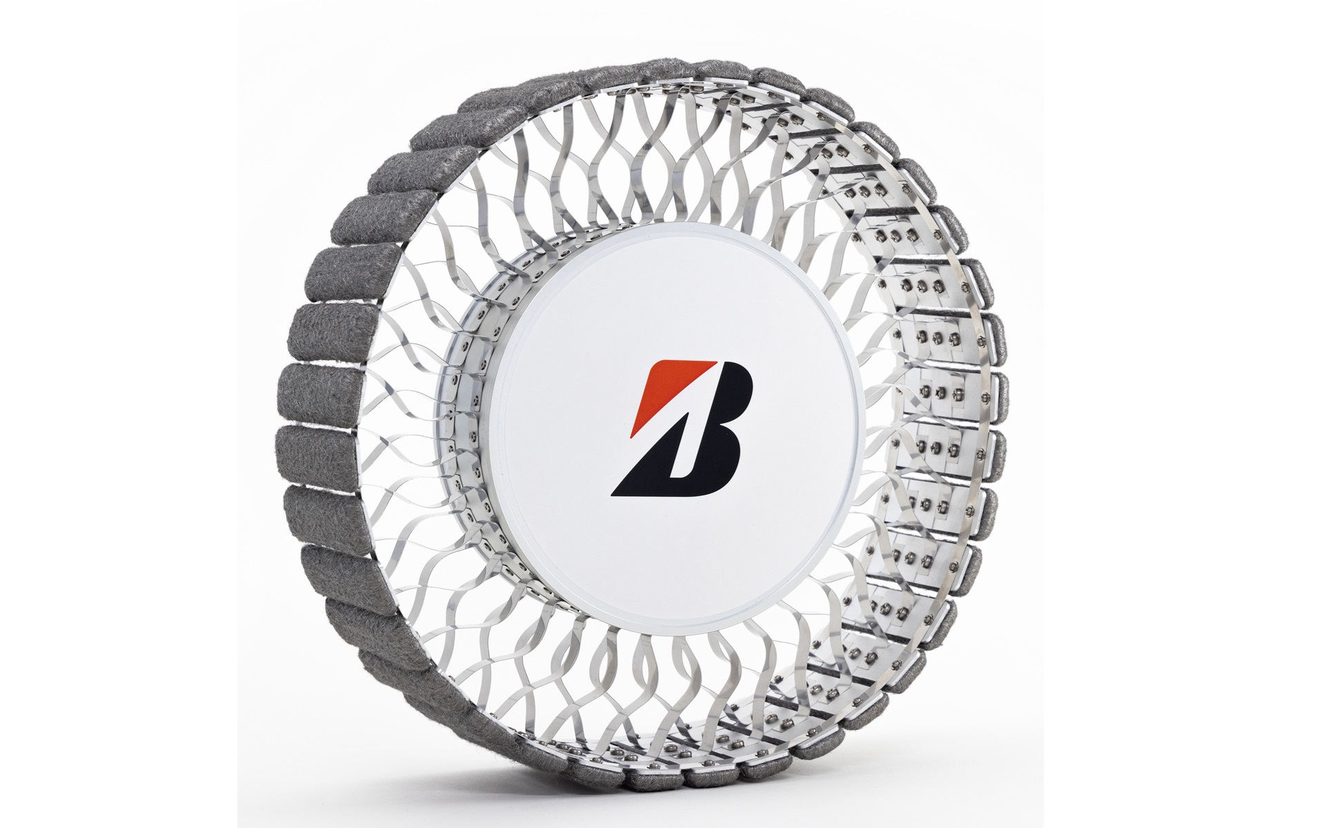 極限の宇宙環境に挑む第2世代の月面探査車用タイヤ