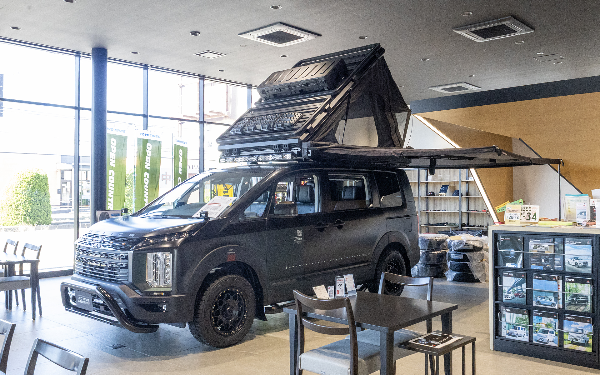 デリカシリーズを対象としたコンセプトストア「デリカベース」。取材時は設営中だったため会場レイアウトはまだ未完成の状態だが、デリカD:5の楽しみ方が詰まったスペースとなる