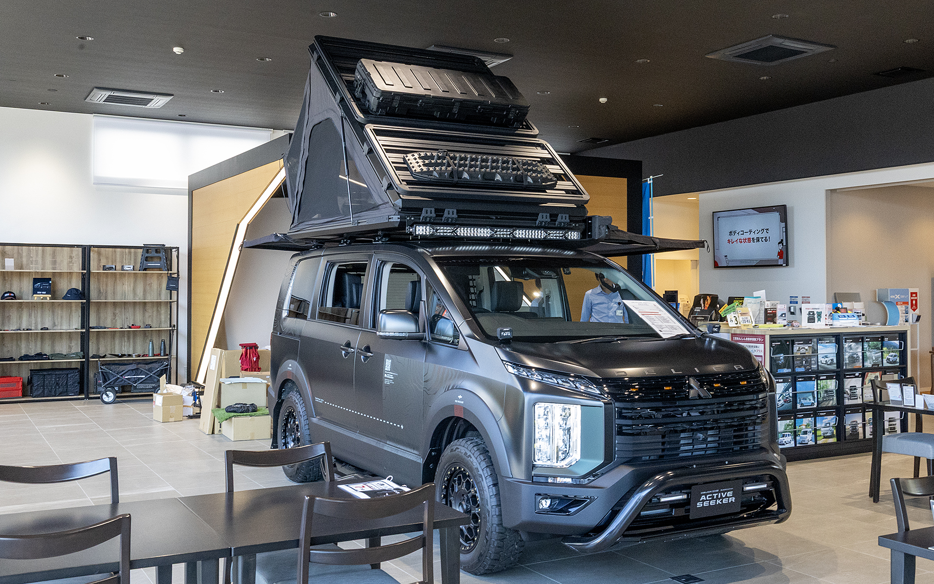 画像は東京オートサロン2025の出展車両「デリカD:5 BLACK Edition ACTIVESEEKER」。ルーフトップテントやサイドオーニングも装備。デリカベースでは乗り込むこともできる