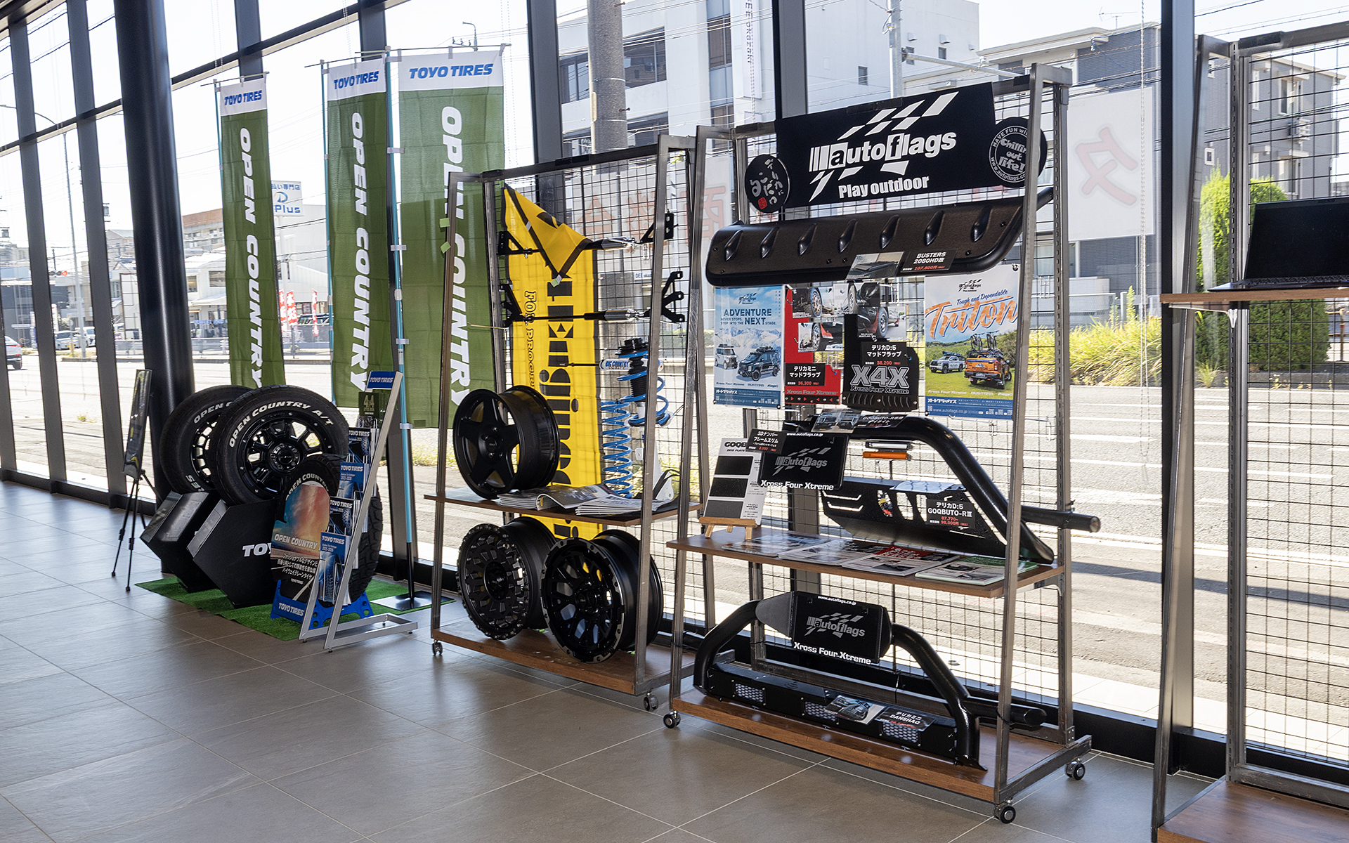 パーツメーカーの製品も展示され、購入することも可能。取材時は開店準備中だったので並べられているパーツ数は少ないが、開期中は10社11ブランドからエクステリア、インテリア、タイヤホイールなどのパーツが展示されるのでご安心を