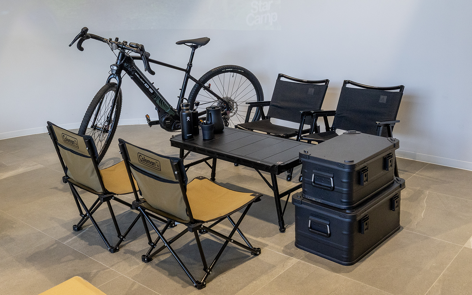 スペース内には落ち着いて話ができるスペースも設けられる。カスタム仕様やカスタムパーツを見ながら内容の濃い相談ができそうな環境だ