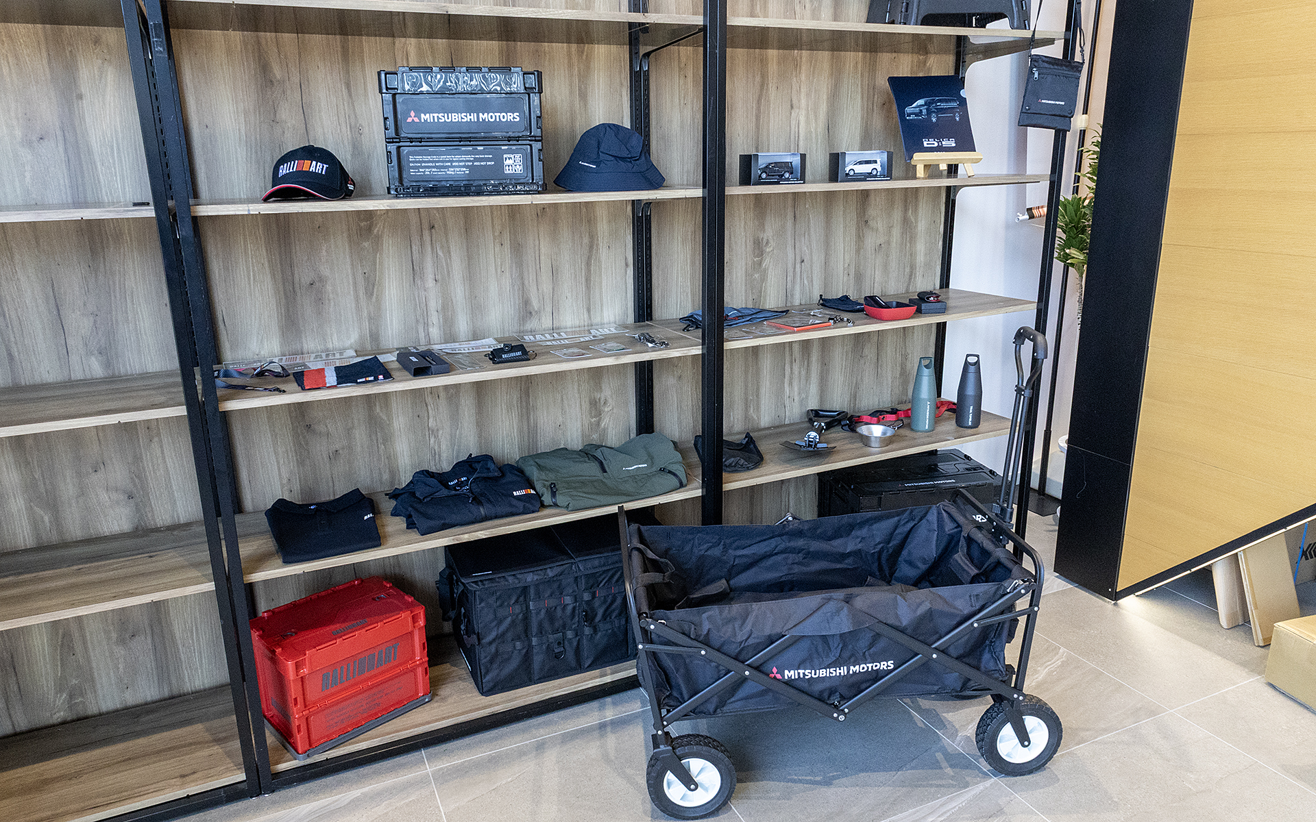 三菱自動車のオリジナルグッズなども展示販売される。デリカD:5に関するものはほぼ揃っている状態で、なかなか現物を見ることができないものも置いてあるという