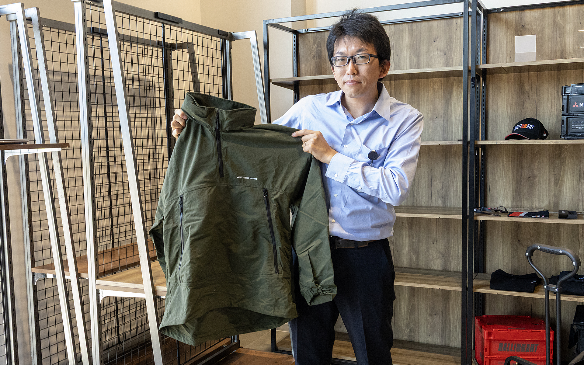 アパレルなども用意。機能的なジャケットはワンポイントで三菱自動車のロゴが入る