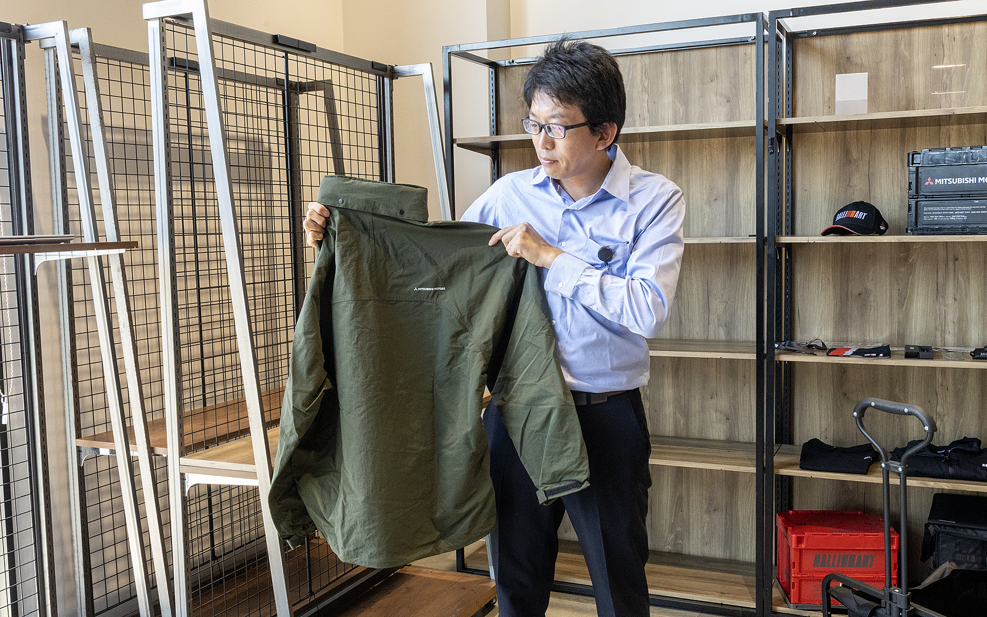 こちらは背面。後のロゴも控えめなものとなる