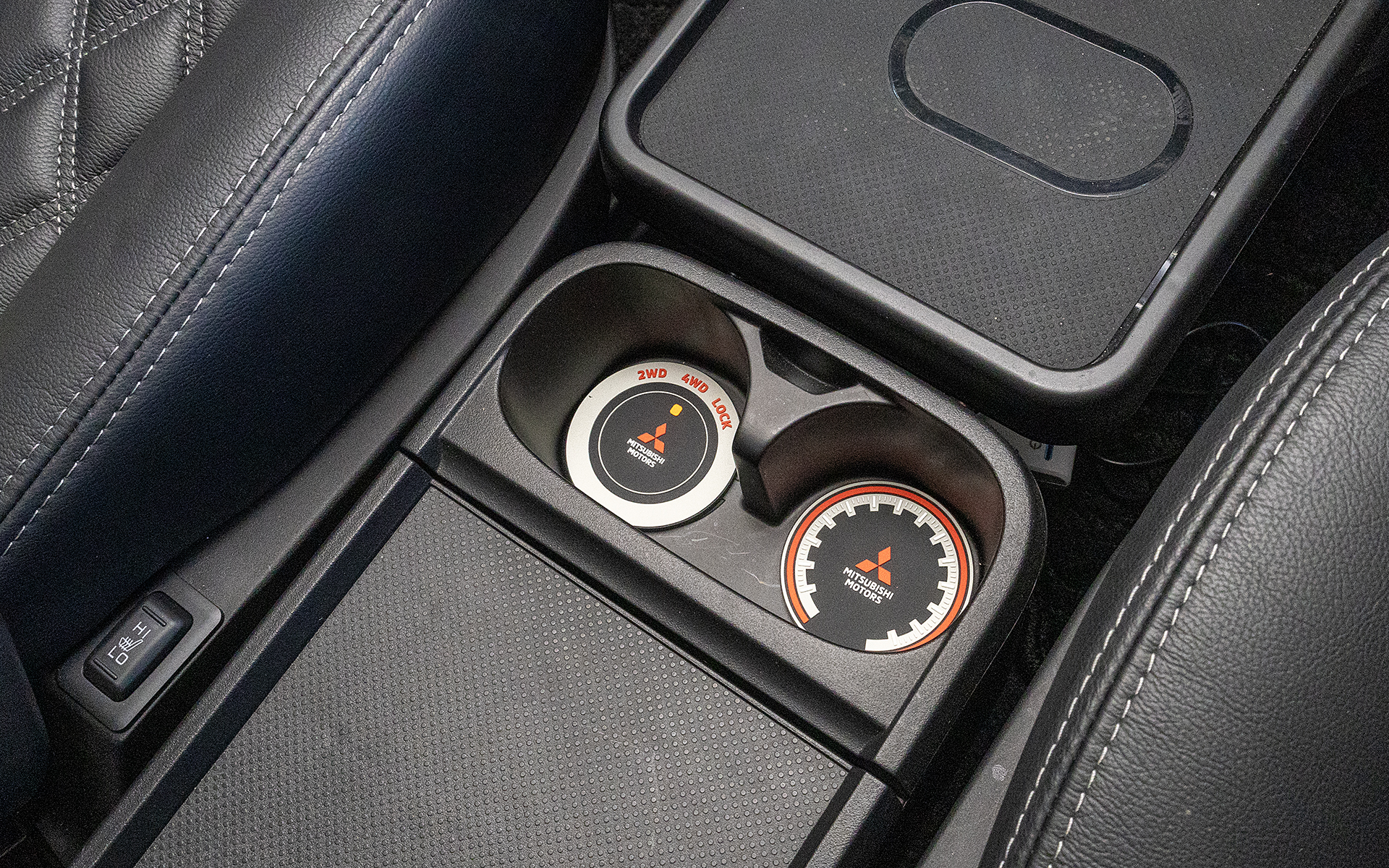 ラバーコースターもあるが、これはデリカD:5の前席コンソールにあるドリンクホルダーのサイズに合わせたもの。デザインもデリカD:5の機能をモチーフにしたものだ