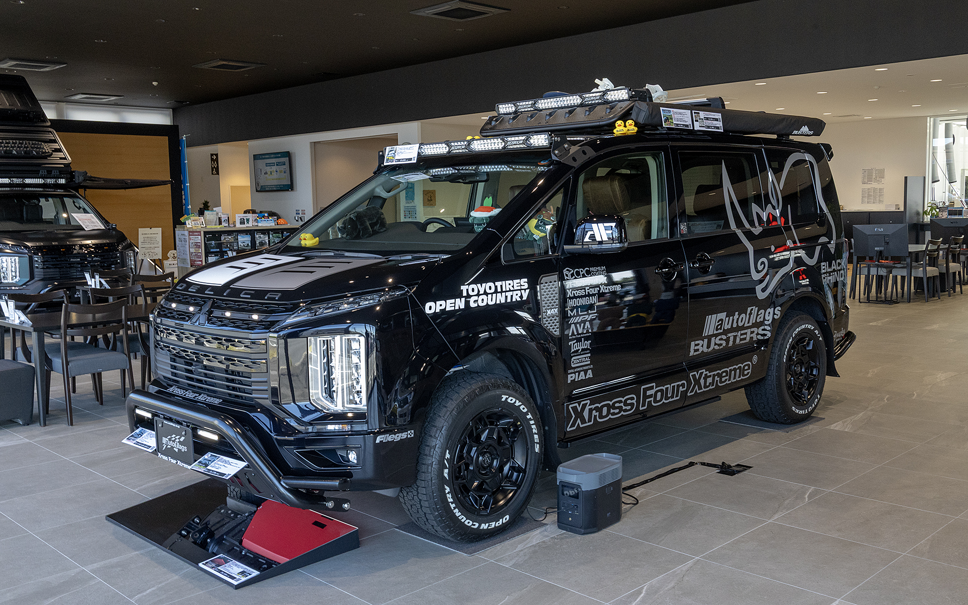 こちらはオートフラッグスのデモカー。さまざまなカスタムパーツが装着されている