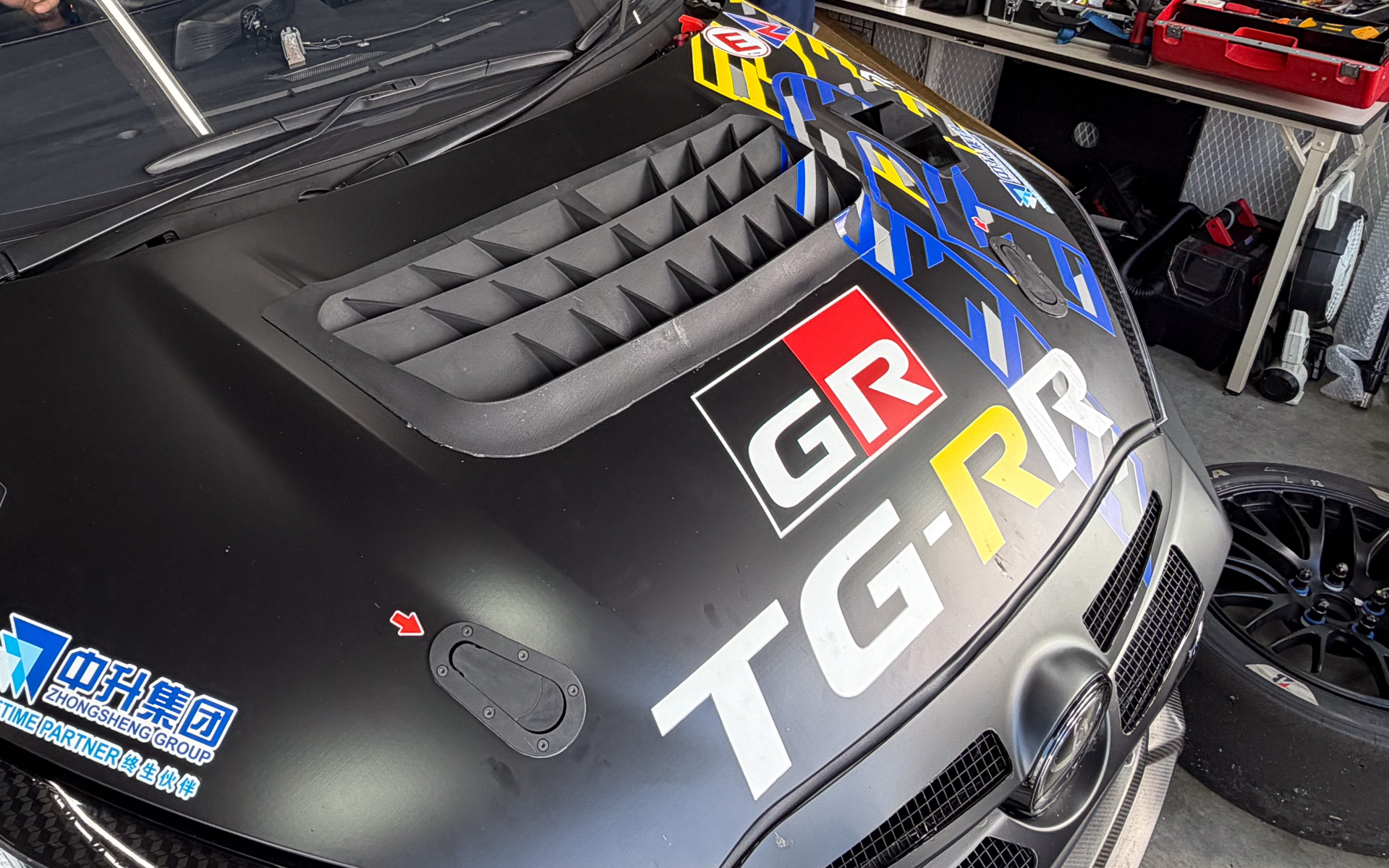 フロントの巨大なエアアウトレット。リアに空気を導く