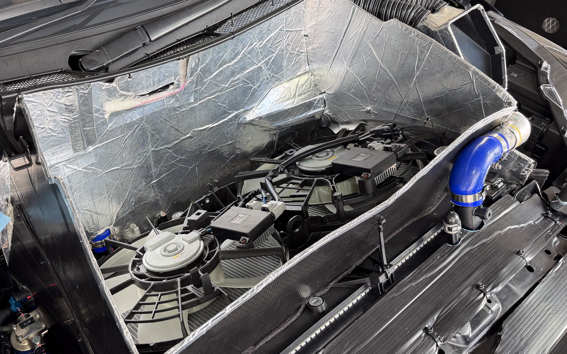 ボンネット内部に収まる巨大なファン。当然ながらエンジンはない