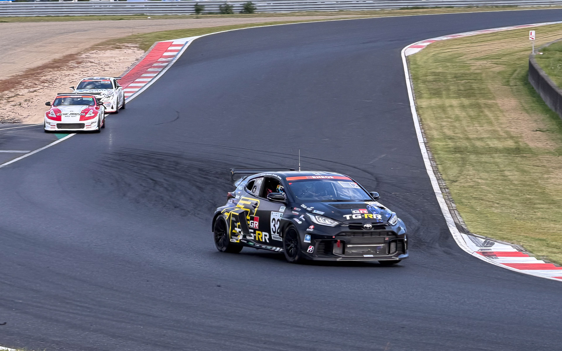 走行する32号車