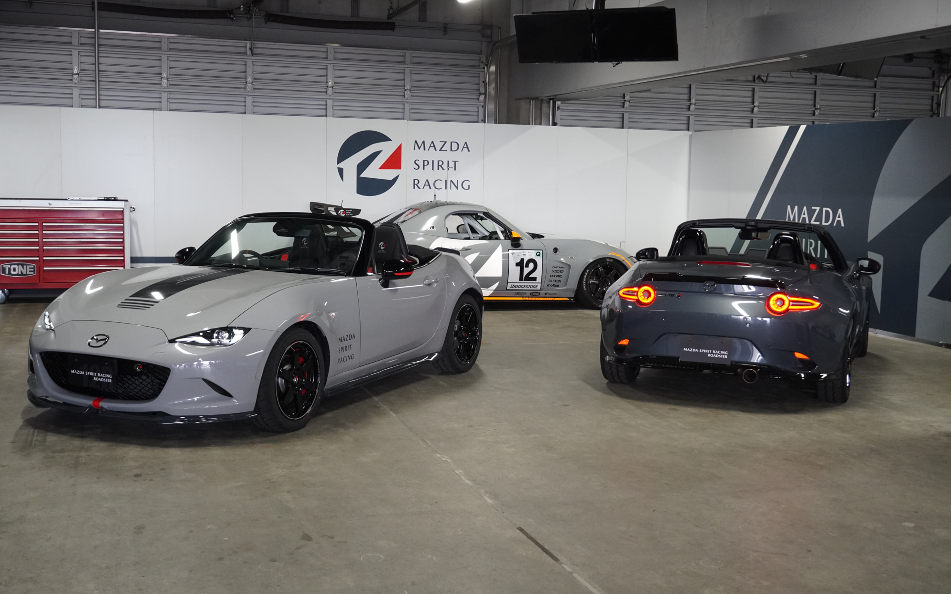 MAZDA SPIRIT RACING ROADSTER 12R（左）とMAZDA SPIRIT RACING ROADSTER（右）、奥はMAZDA SPIRIT RACING ROADSTER CNF concept