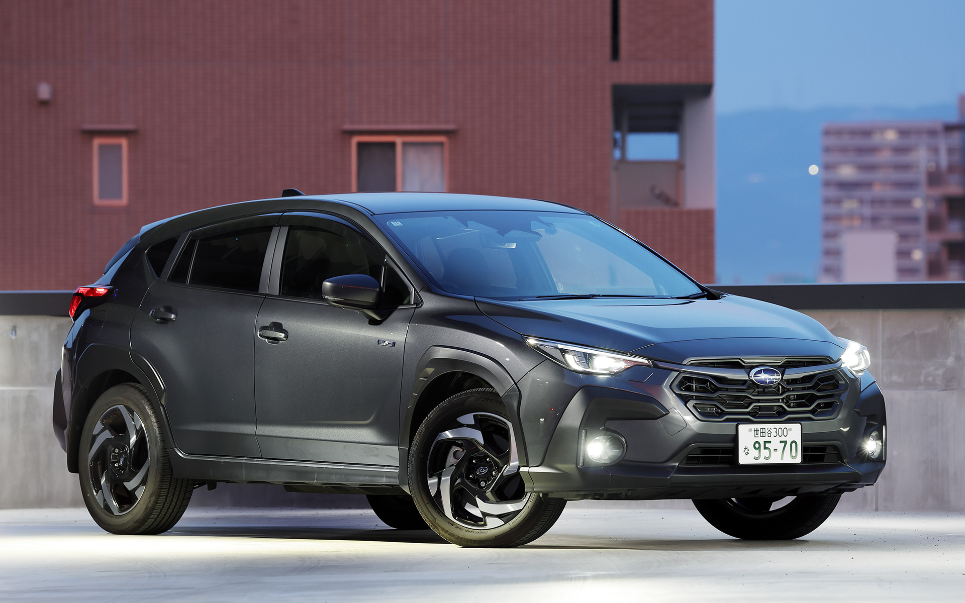 ストロングハイブリッドモデルの「クロストレック Premium S：HEV EX」。今回の試乗車はメーカーオプションとしてアクセサリーコンセント（AC100V/1500W）を装着し、価格は409万7500円。ボディサイズは4480×1800×1575mm（全長×全幅×全高）で、ホイールベースは2670mm。車両重量は1660kg