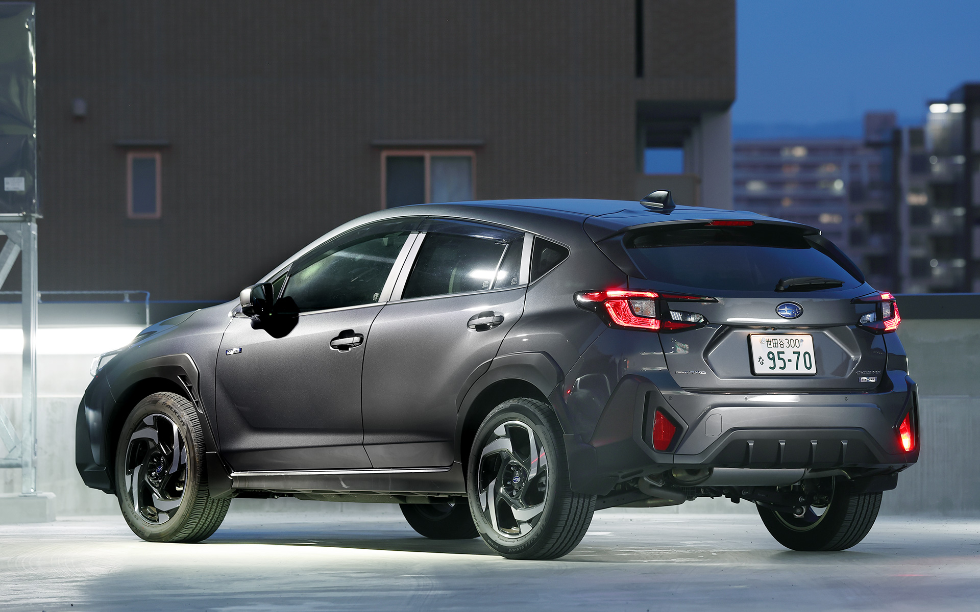 ストロングハイブリッドモデルの「クロストレック Premium S：HEV EX」。今回の試乗車はメーカーオプションとしてアクセサリーコンセント（AC100V/1500W）を装着し、価格は409万7500円。ボディサイズは4480×1800×1575mm（全長×全幅×全高）で、ホイールベースは2670mm。車両重量は1660kg