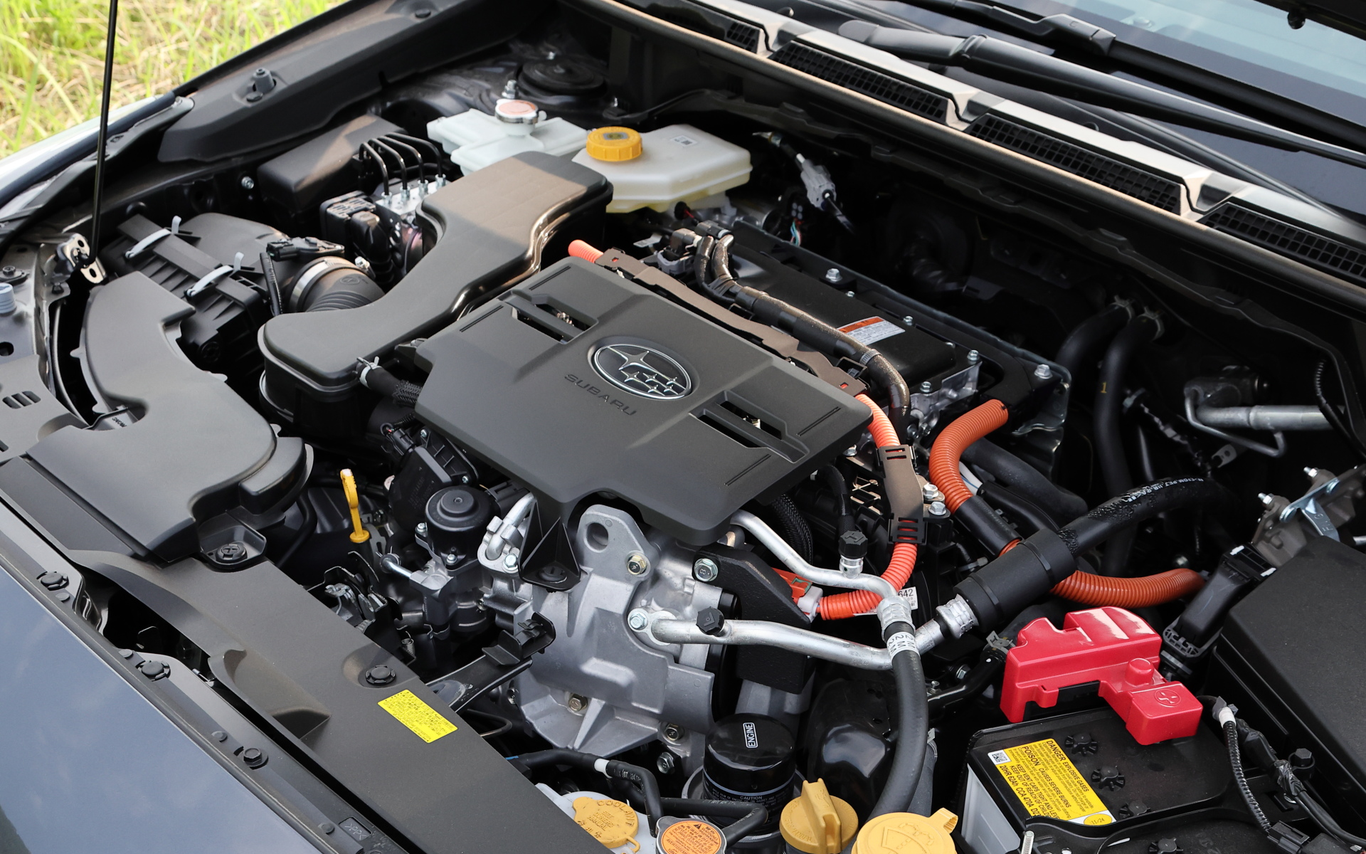 最高出力88kW（119.6PS）、最大トルク270Nm（27.5kgfm）を発生する「MC2」モーターを搭載するストロングハイブリッドモデルは、専用チューニングが施された最高出力118kW（160PS）/5600rpm、最大トルク209Nm（21.3kgfm）/4000-4400rpmを発生する水平対向4気筒2.5リッター「FB25」エンジンとの組み合わせ。トランスミッションはリニアトロニック（CVT）。WLTCモード燃費は18.9km/L