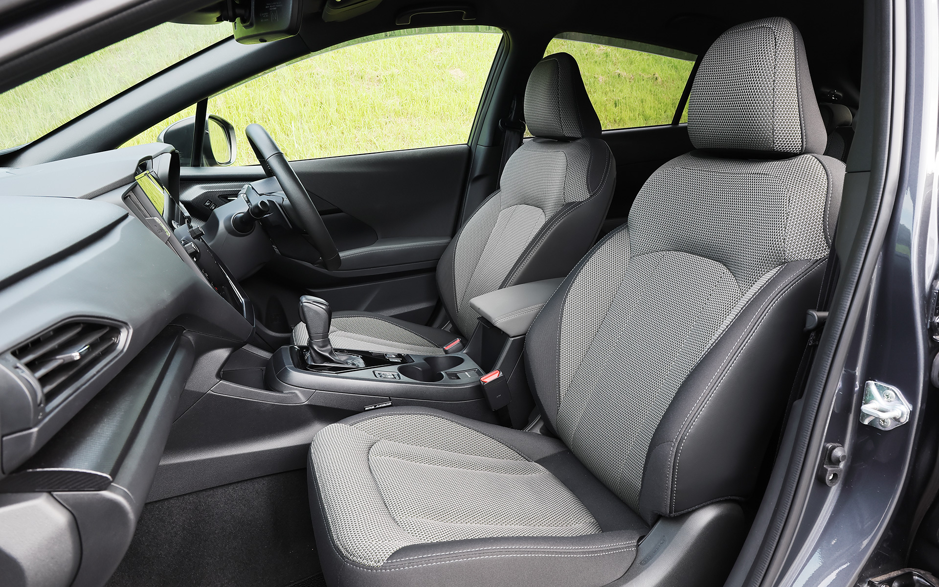 シートは長時間のドライブでも疲れづらい。後席の足下スペースは大人でも十分な広さがあり、たっぷりとした厚みのあるクッションのおかげもあってか居心地はわるくない