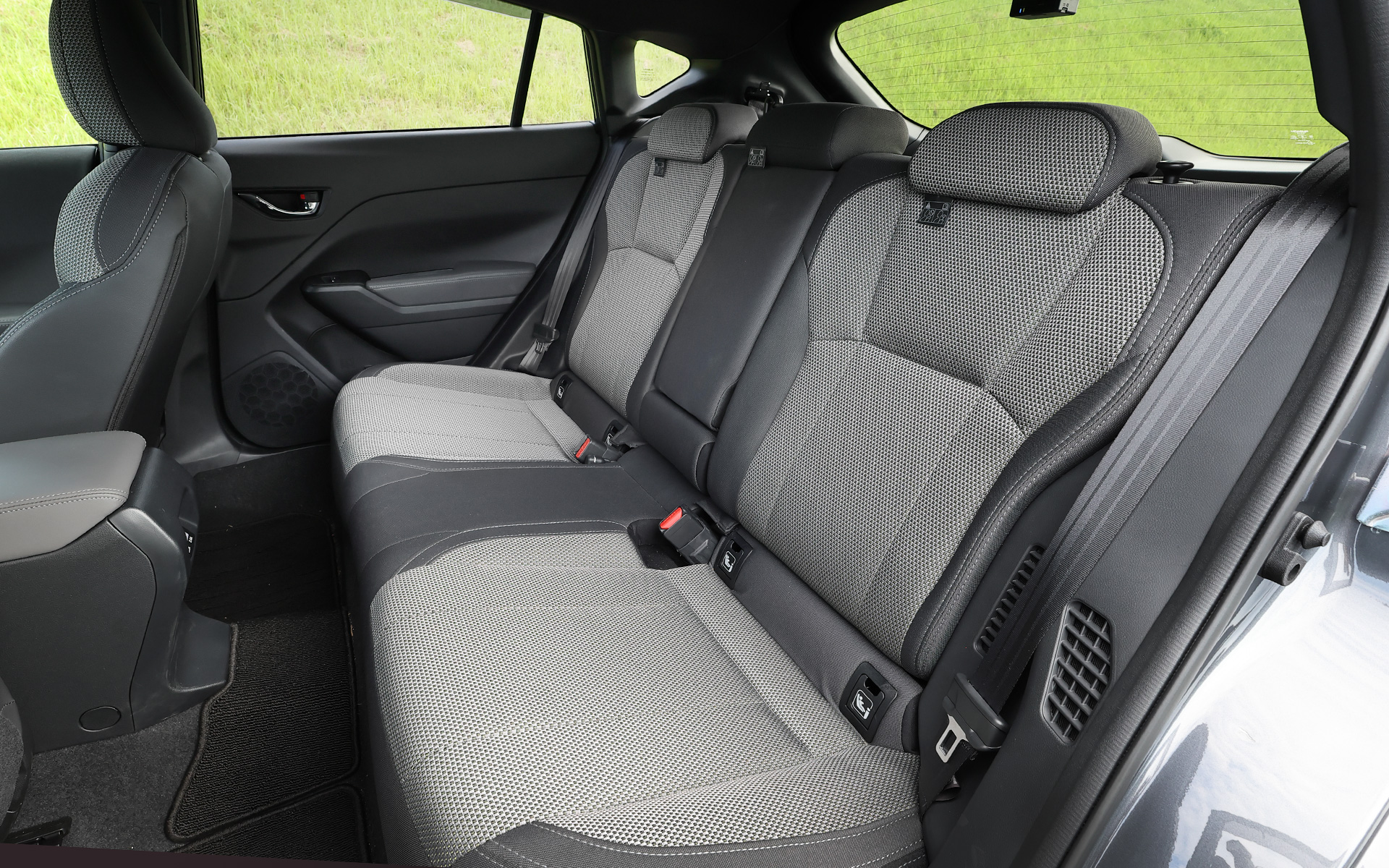 シートは長時間のドライブでも疲れづらい。後席の足下スペースは大人でも十分な広さがあり、たっぷりとした厚みのあるクッションのおかげもあってか居心地はわるくない