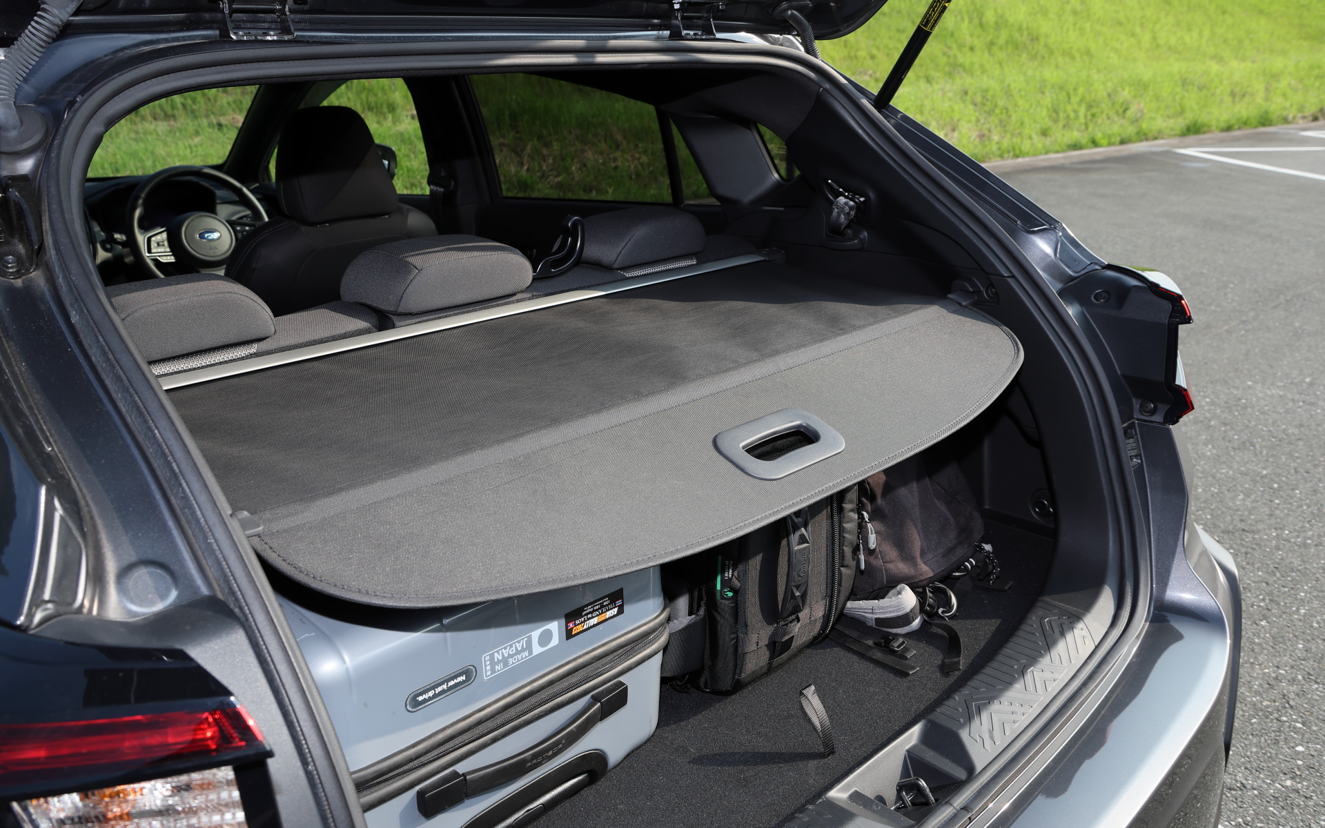 職業柄ラゲッジに荷物を積むことが多い高橋カメラマン。愛車はクロストレックよりひとまわり大きいレヴォーグだ。いわく、「われわれのお借りしたクルマにはディーラーオプションのロール式トノカバー（1万8700円）が付いていたので、多くのステーションワゴンと同じような使い勝手が得られたのはマル。開口部が大きな荷室にはバンパーに少しだけ段差がありますが、積み下ろしには大きな影響はないうえに、段差がどこまで荷物を積んでいいかの目安となるのでむしろ使い勝手はいいと思います」とのこと