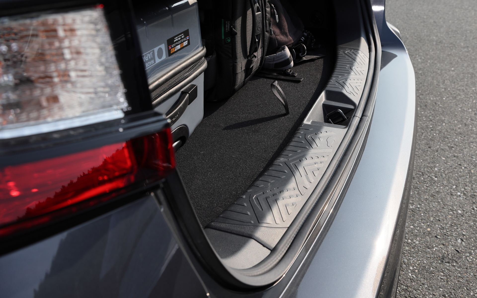 職業柄ラゲッジに荷物を積むことが多い高橋カメラマン。愛車はクロストレックよりひとまわり大きいレヴォーグだ。いわく、「われわれのお借りしたクルマにはディーラーオプションのロール式トノカバー（1万8700円）が付いていたので、多くのステーションワゴンと同じような使い勝手が得られたのはマル。開口部が大きな荷室にはバンパーに少しだけ段差がありますが、積み下ろしには大きな影響はないうえに、段差がどこまで荷物を積んでいいかの目安となるのでむしろ使い勝手はいいと思います」とのこと