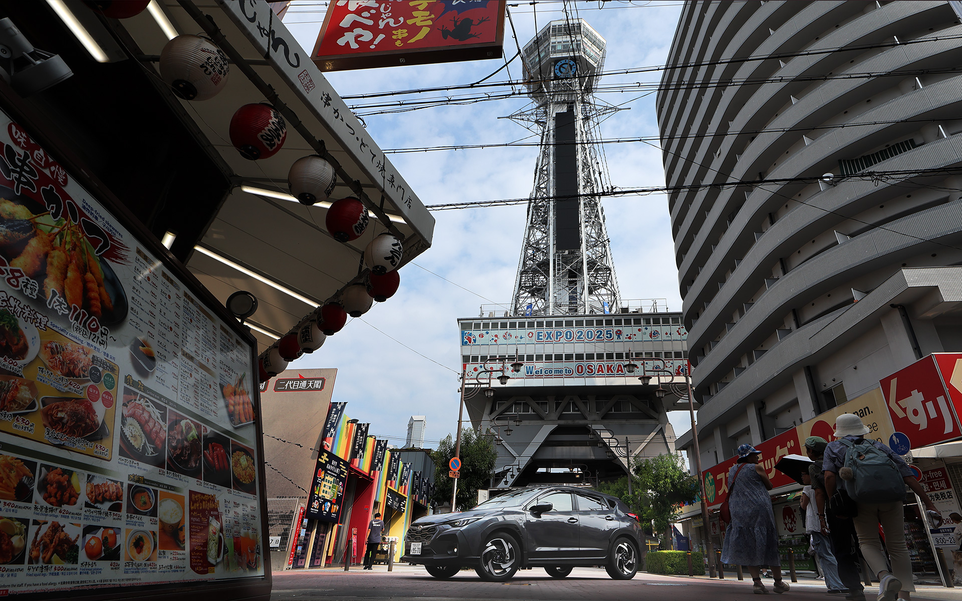 大阪のシンボルでもある通天閣。すぐ近くまでクルマで行くことができた
