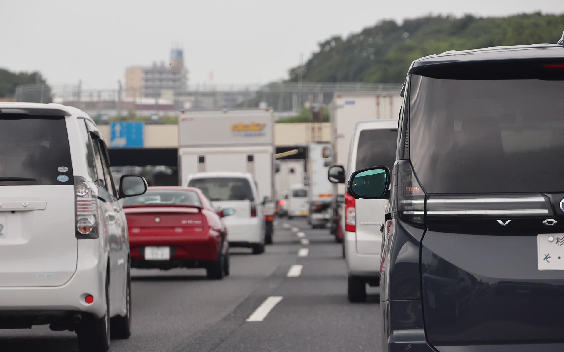 道中では渋滞にも遭遇。そんなときは高速道路上で50km/h以下になると作動するアイサイトXの渋滞時ハンズオフ機能が運転を楽にしてくれる