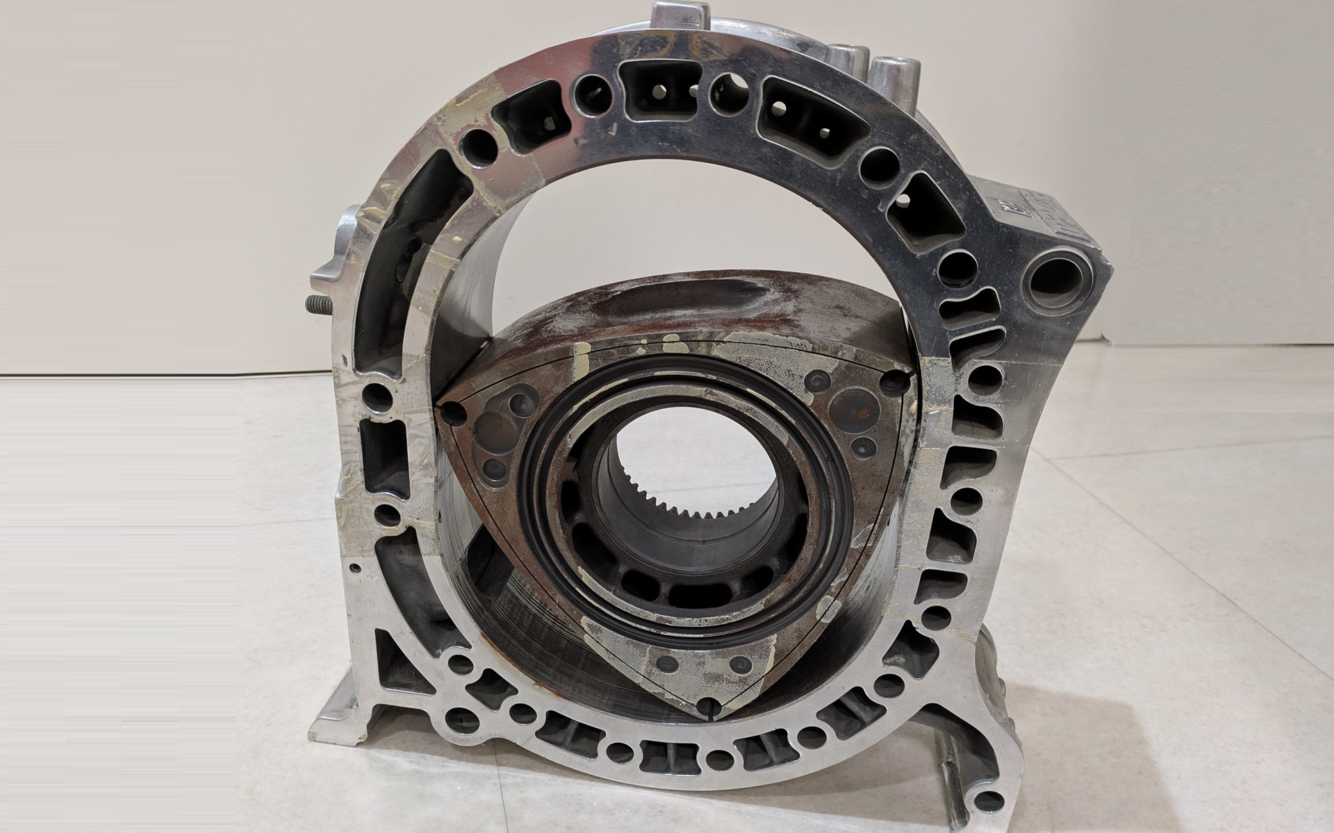 自宅にあるロータリーエンジンのオブジェ。1ローターハウジングと1ローターでもかなり重いです