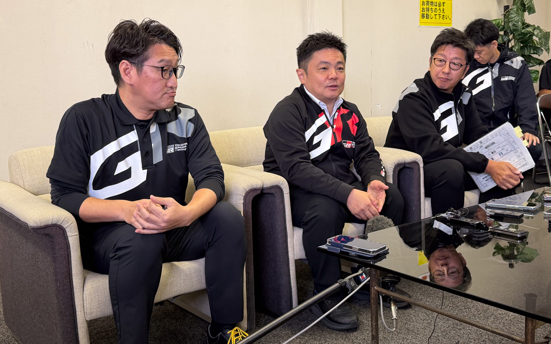 質疑応答に応えるTOYOTA GAZOO Racing Company プレジデント 高橋智也氏（左から2番目）、同 S耐全体リーダー 江口直登氏（左から3番目）、トヨタ自動車株式会社 パワートレーンカンパニー ICE開発部 スポーツエンジン開発室長 坂井光人氏（左から1番目）