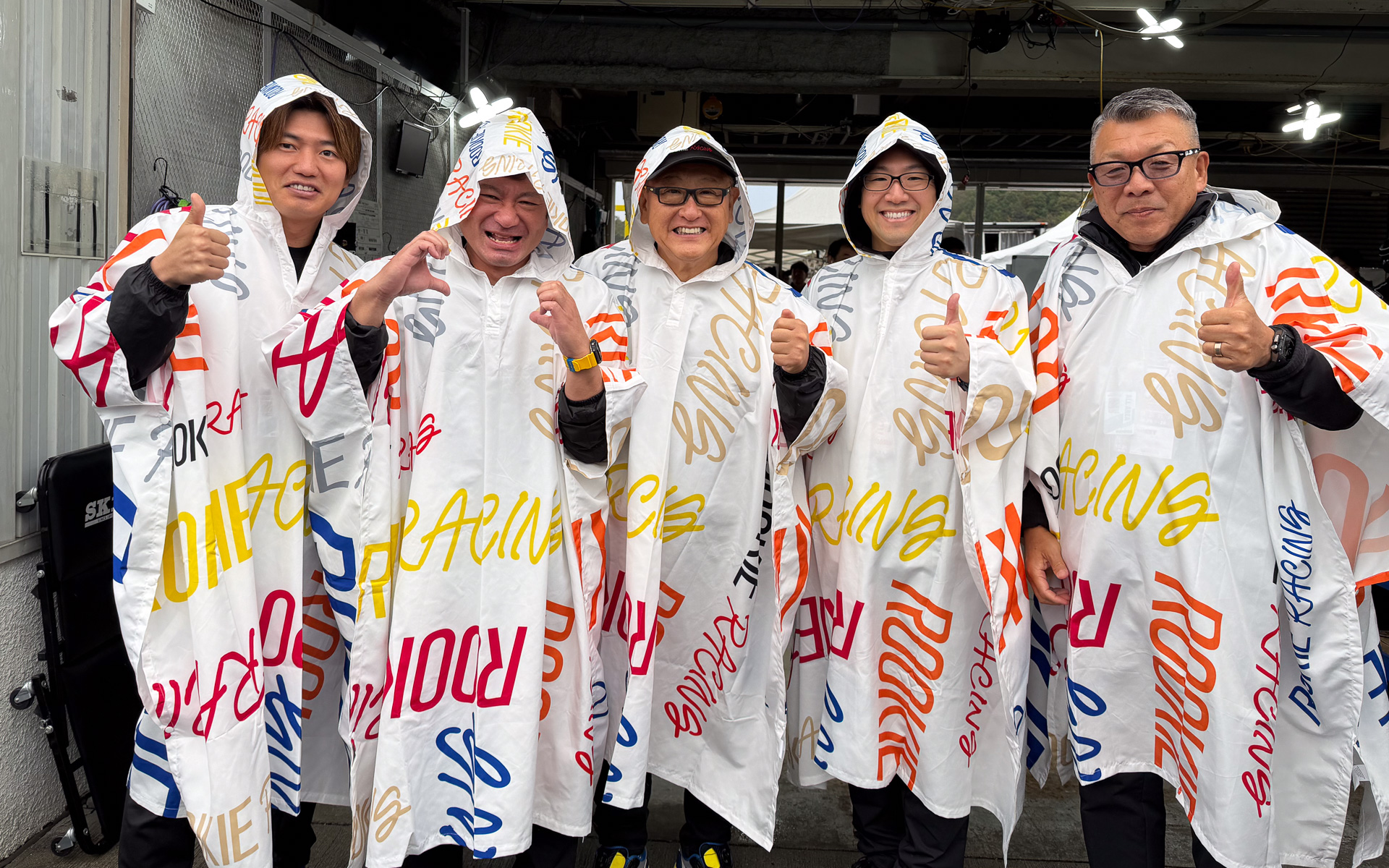 ルーキーレーシングのチームメンバーと記念写真