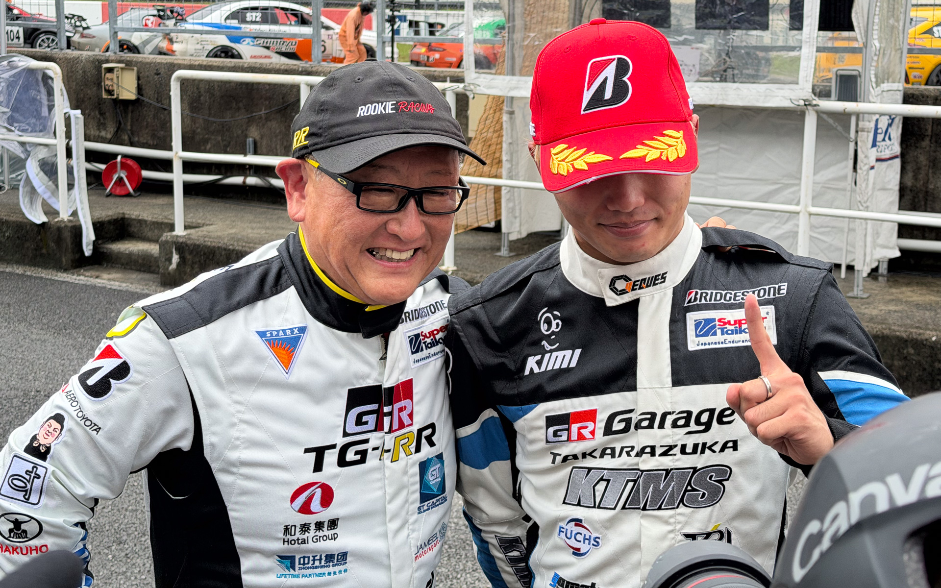 ST-2クラスを優勝した鈴木斗輝哉選手（右）と語るトヨタ自動車株式会社 代表取締役会長 豊田章男会長（左）