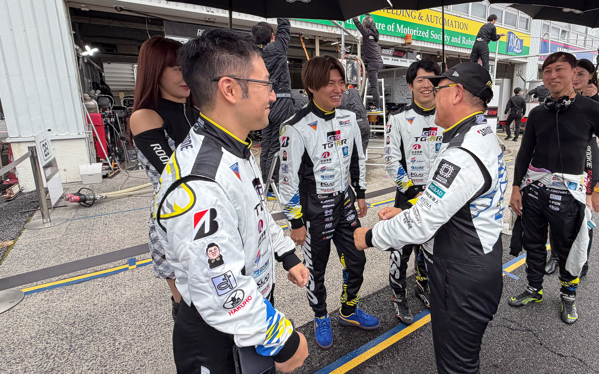 レース後、チームのみんなと語り合う豊田章男会長