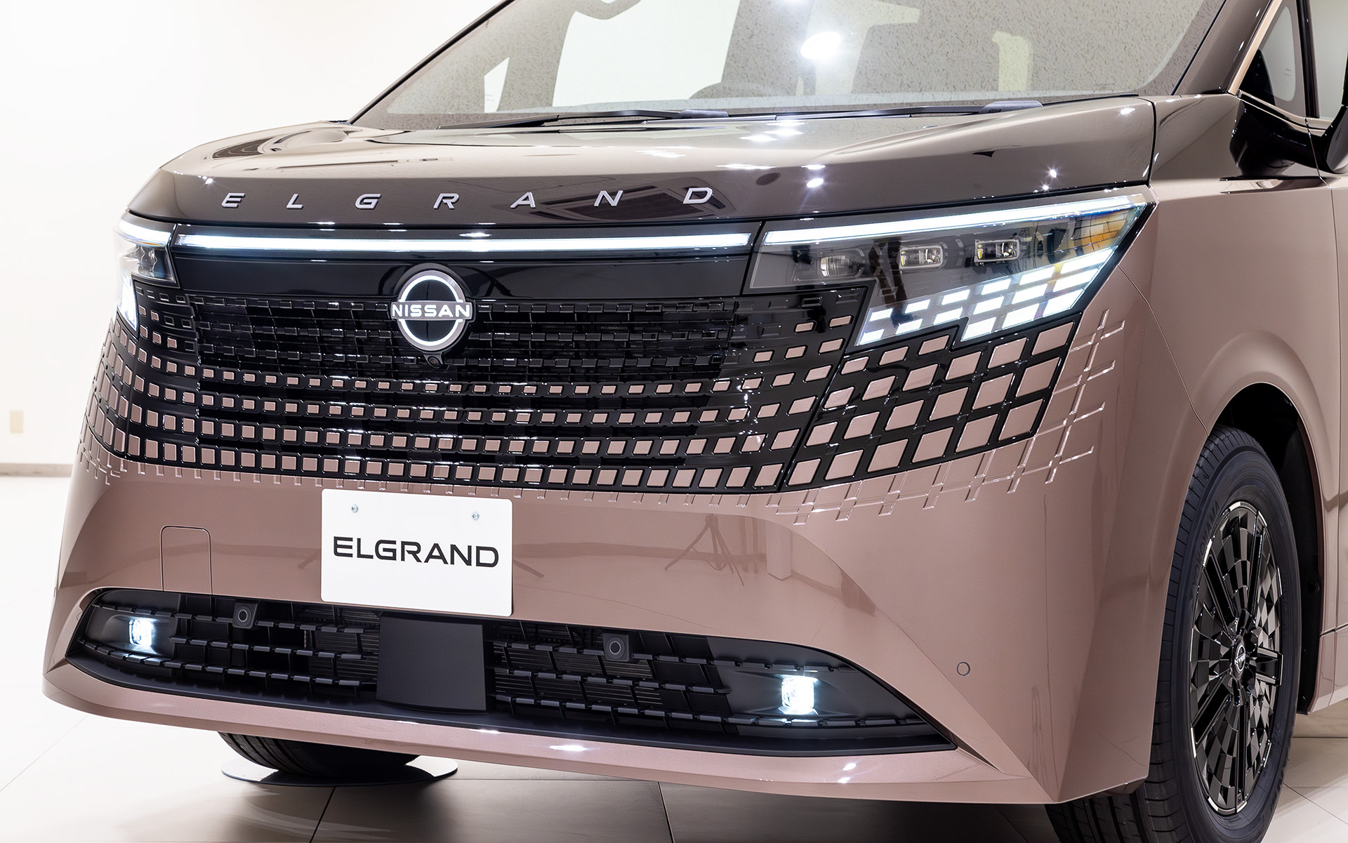 フロントグリルは日本の伝統工芸である「組子」をモチーフとした