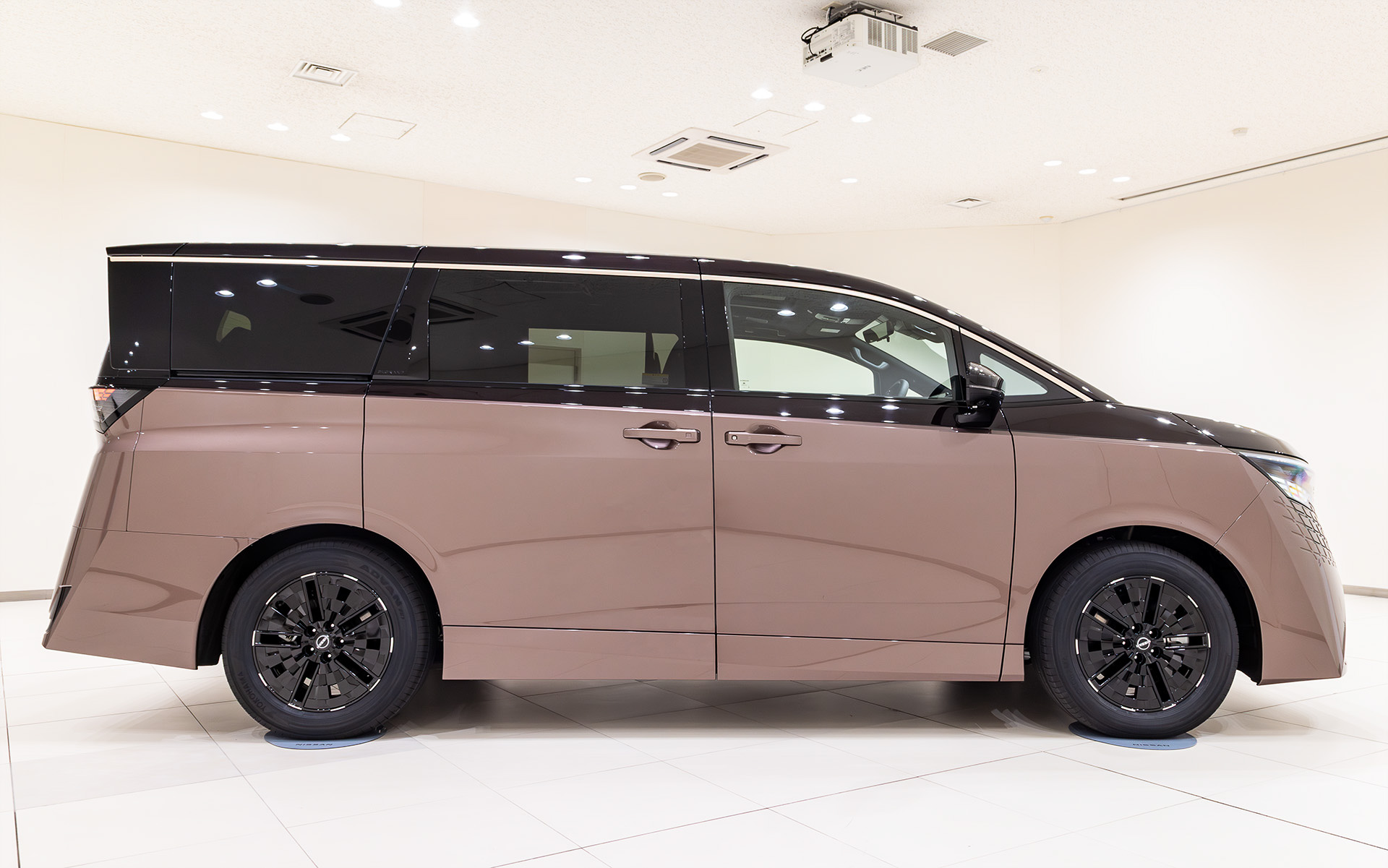 ボディ中央部にあったスライドドアのレールが新型ではガラス下に移動