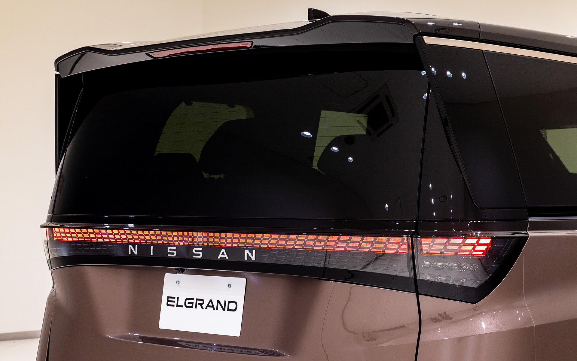 緻密さが感じられるテールランプ。現行モデルではその下に車名ロゴが入っていたが、新型ではNISSANバッヂが備わり、テールゲートの左下に車名の、右下にe-4ORCEのバッヂがレイアウトされた