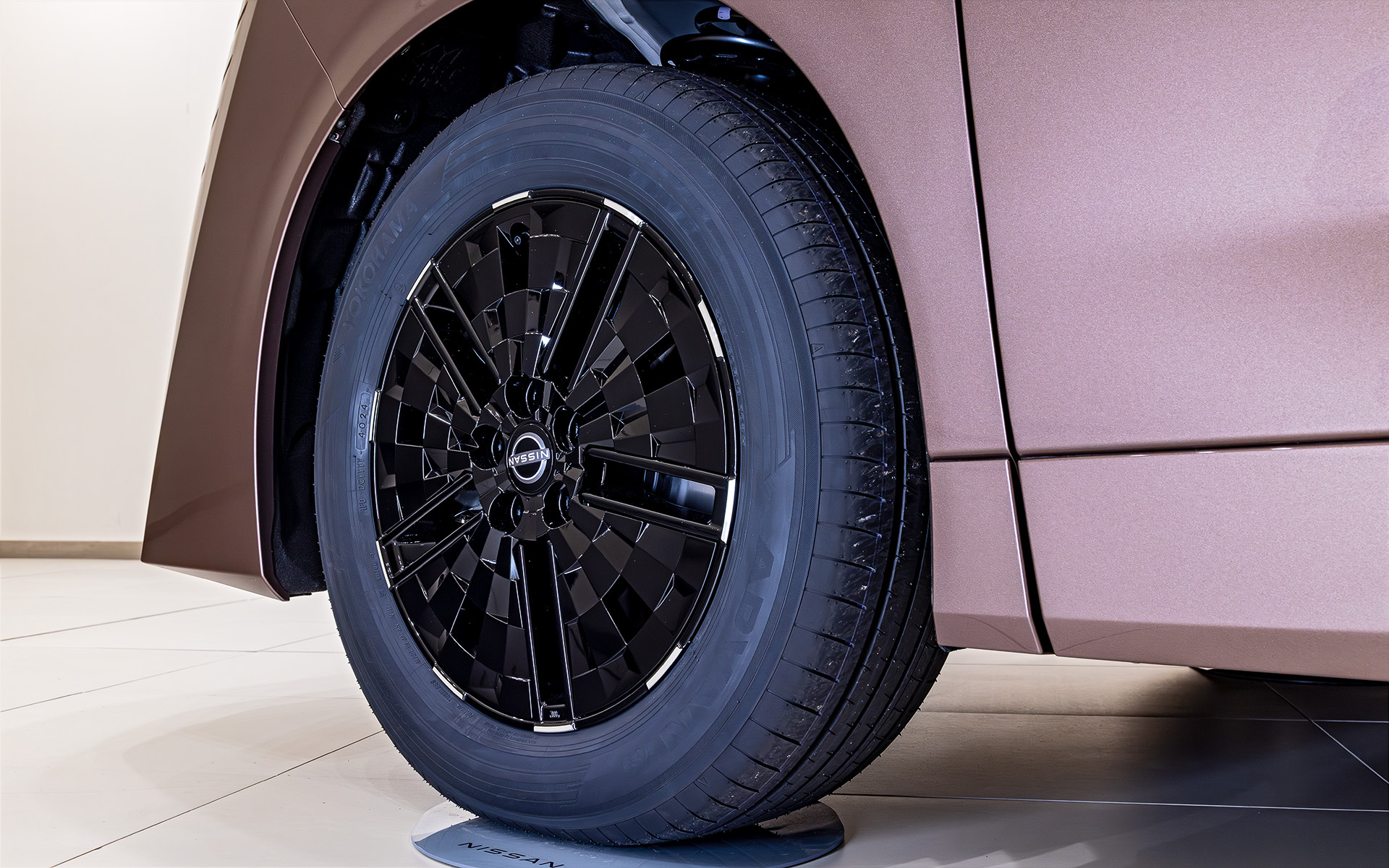 軽量化を追求したという18インチホイールは、フィニッシャーによりアルミホイールだけでは表現できない緻密さと車両全体の統一感あるデザインを実現。タイヤは横浜ゴム「ADVAN V61」（235/60 R18）