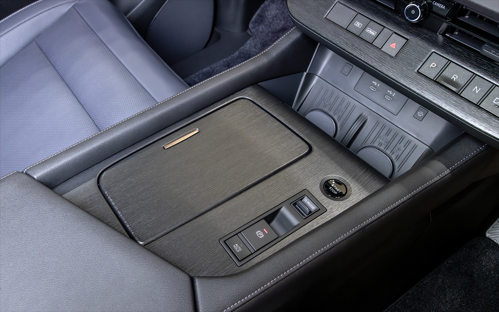 現行モデルでは前席ウォークスルーを可能にしていたが、新型では幅広で高いコンソールを採用