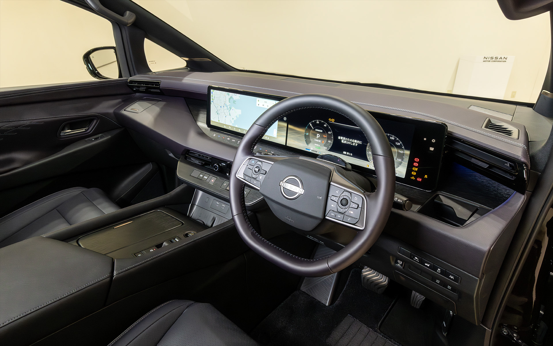 モダンで広がりのあるインストルメントパネルデザインを採用