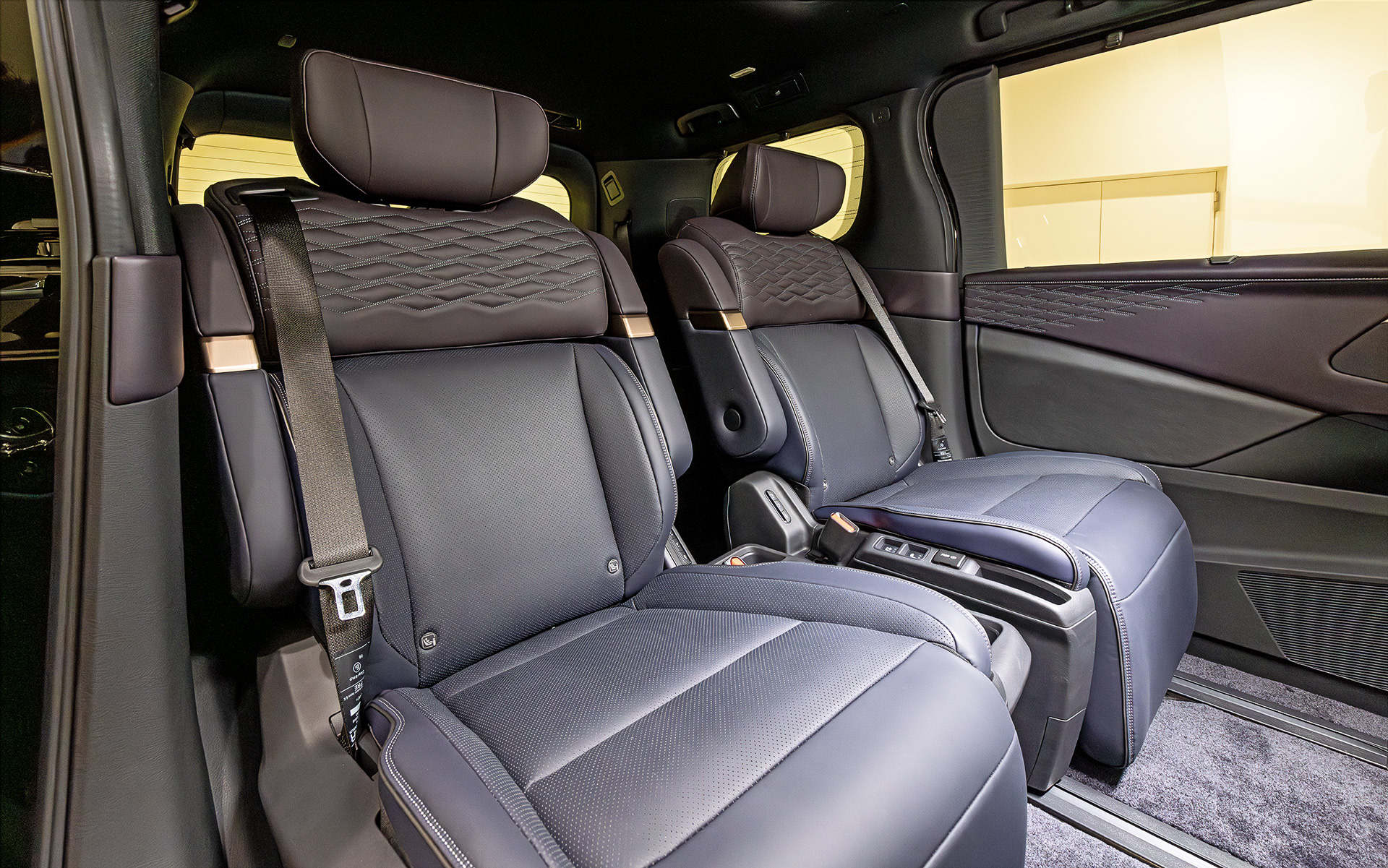 2列目シートにはメモリー機能のほかシートヒーター＆シートベンチレーションも用意される