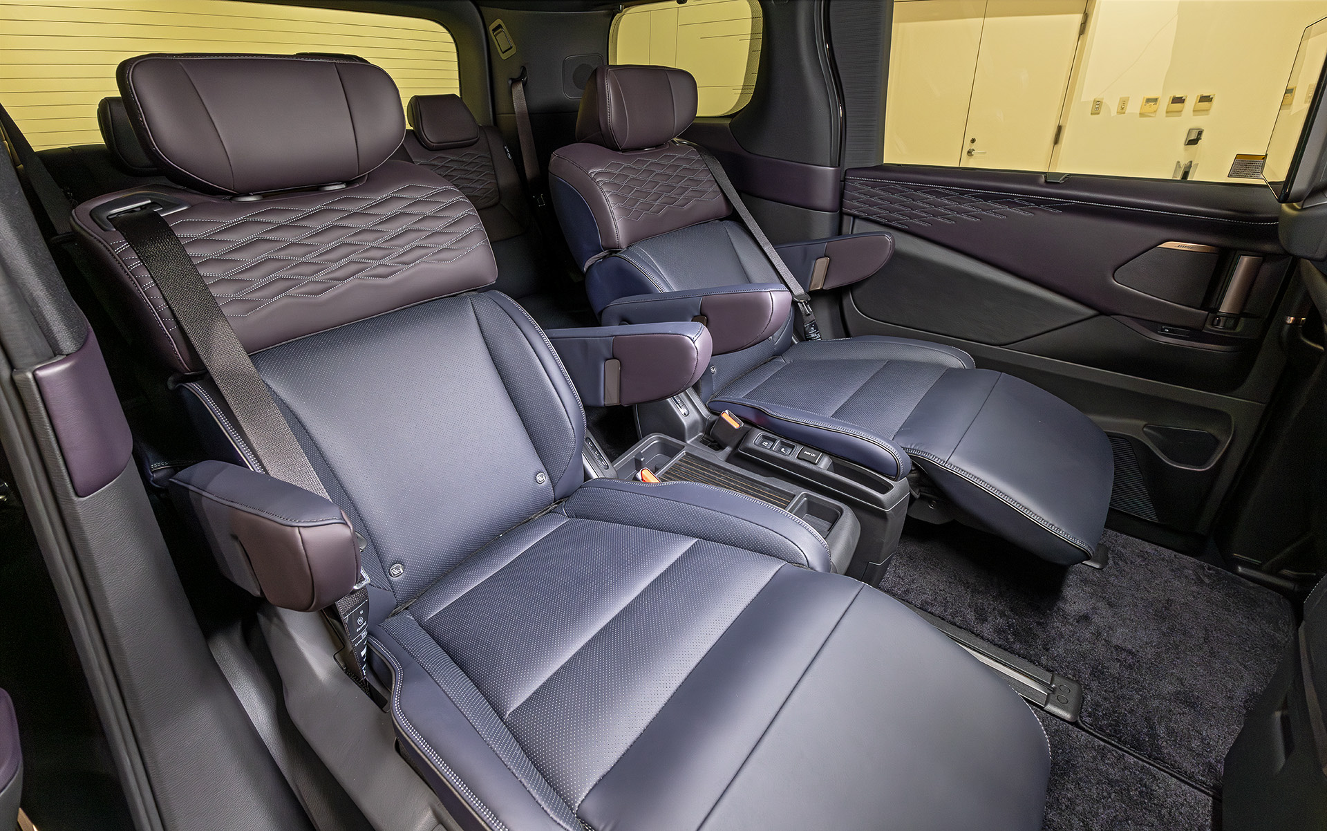 2列目シートにはメモリー機能のほかシートヒーター＆シートベンチレーションも用意される