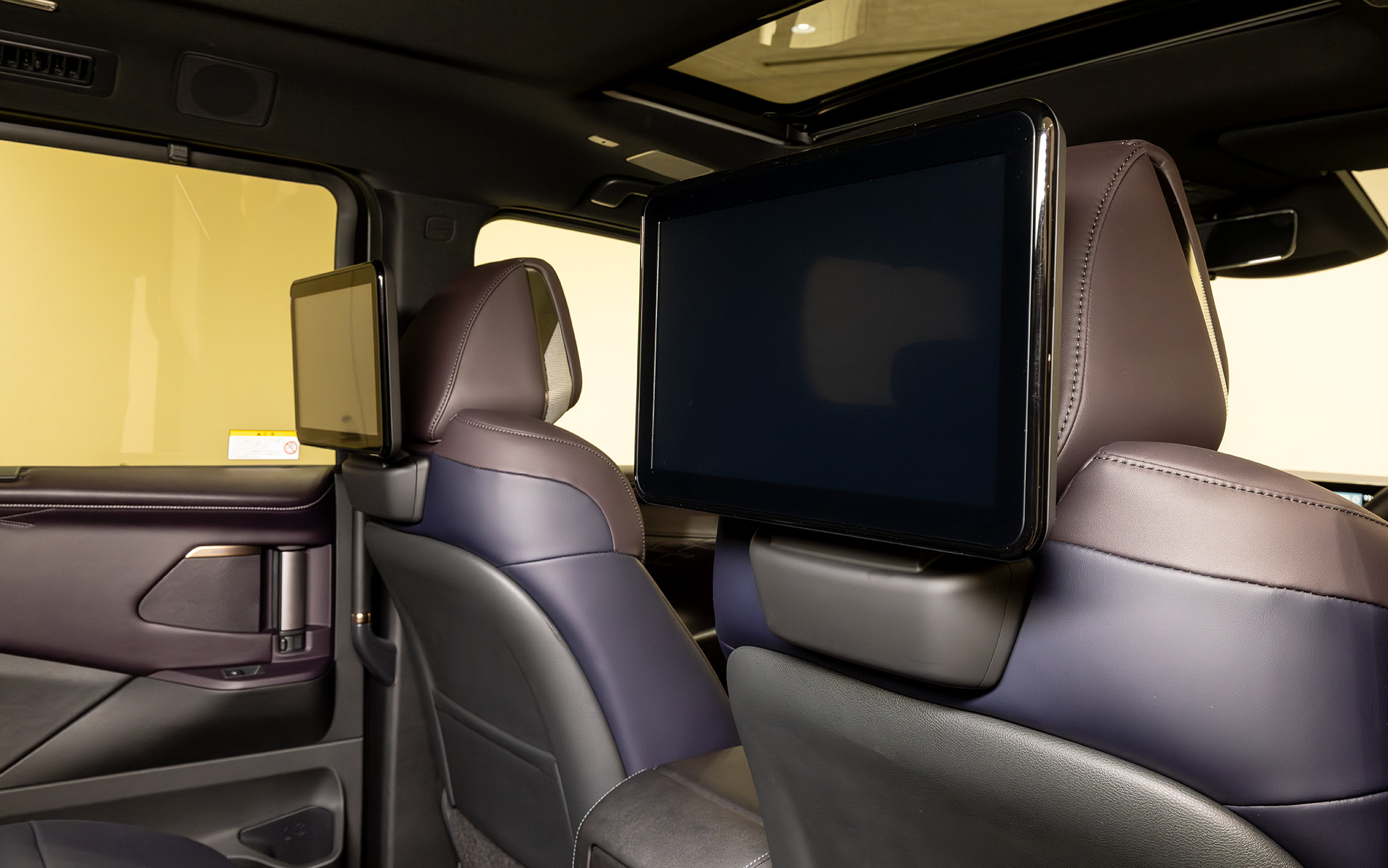 後席用モニターはフリップダウンではなく前席ヘッドレストにセット