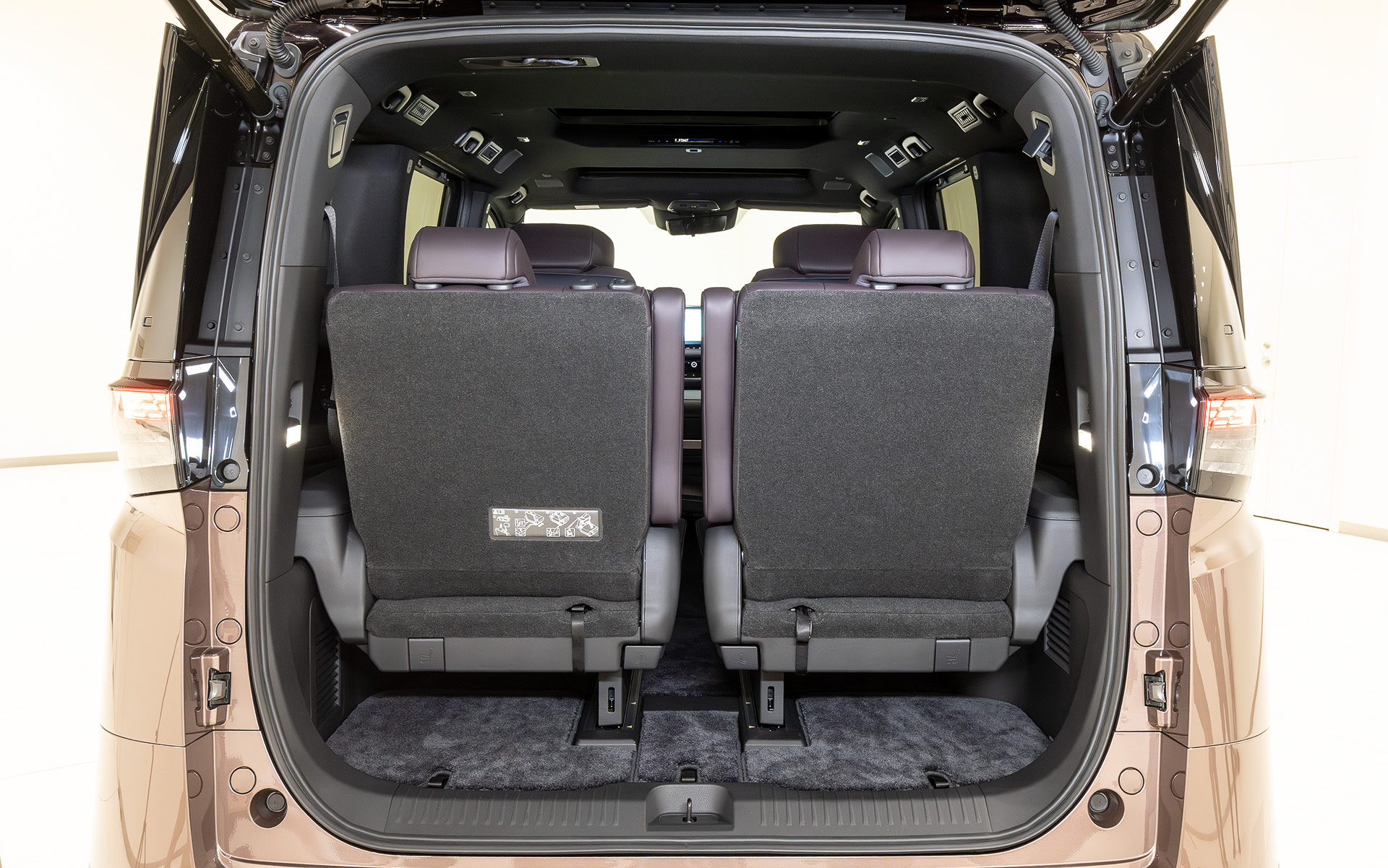 ラゲッジスペース。3列目は左右跳ね上げ式に変更