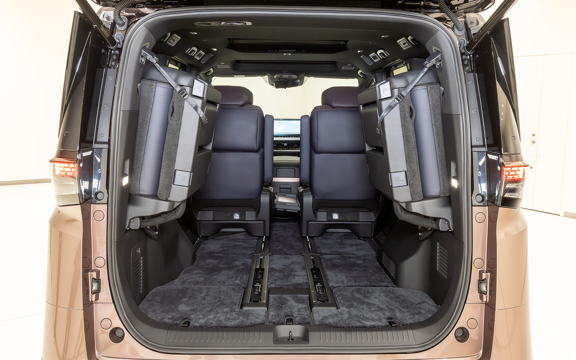 ラゲッジスペース。3列目は左右跳ね上げ式に変更