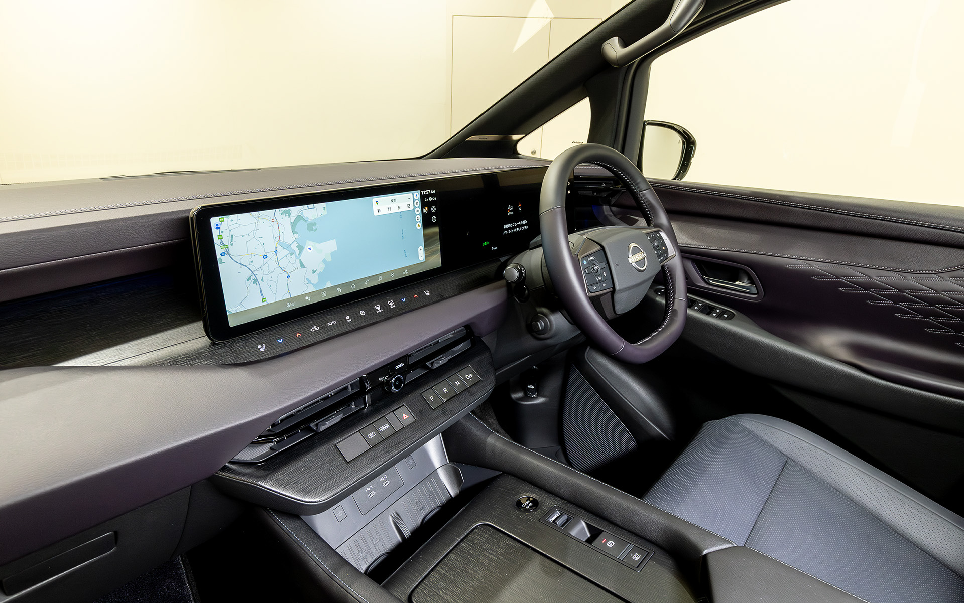 助手席は現行に引き続いてオットマンが備わる