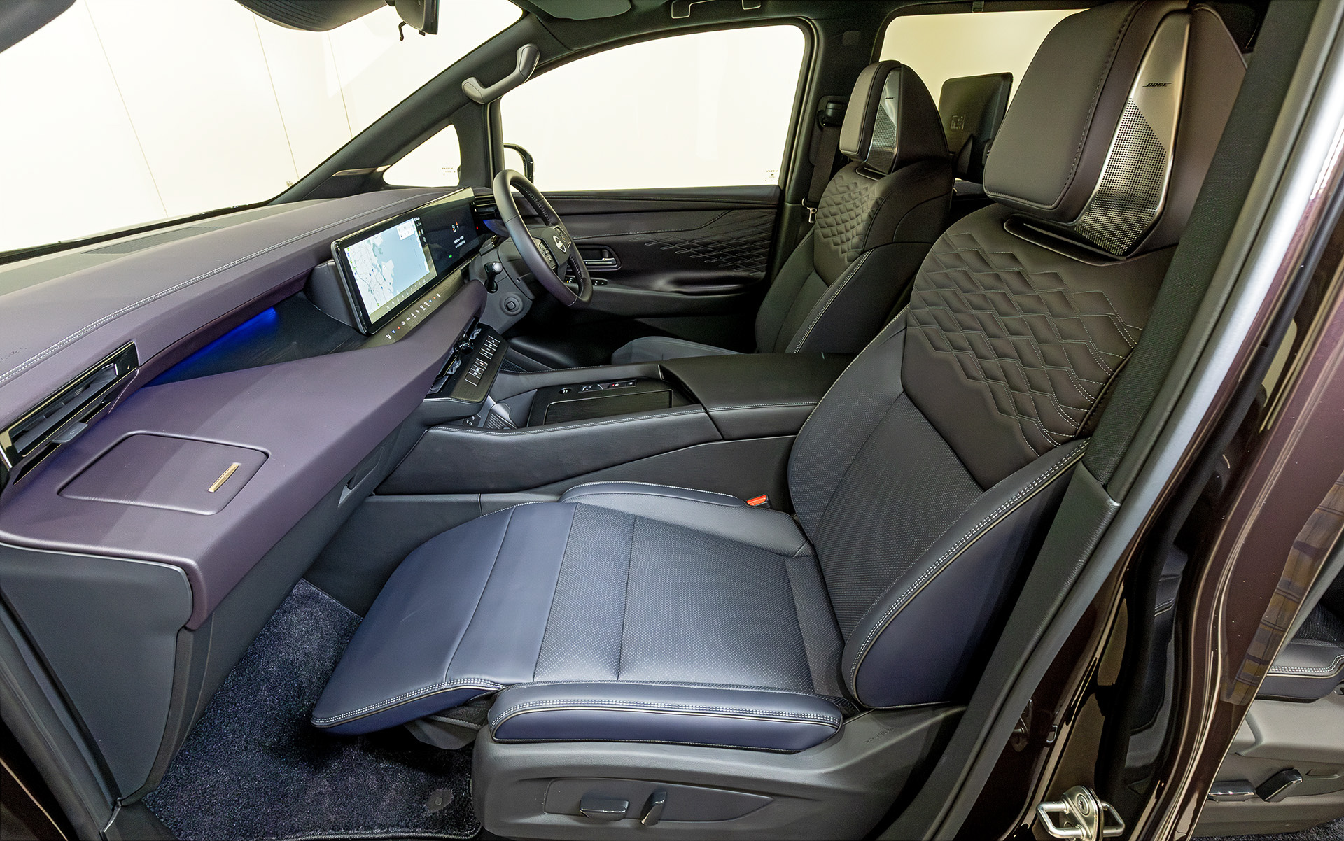 助手席は現行に引き続いてオットマンが備わる