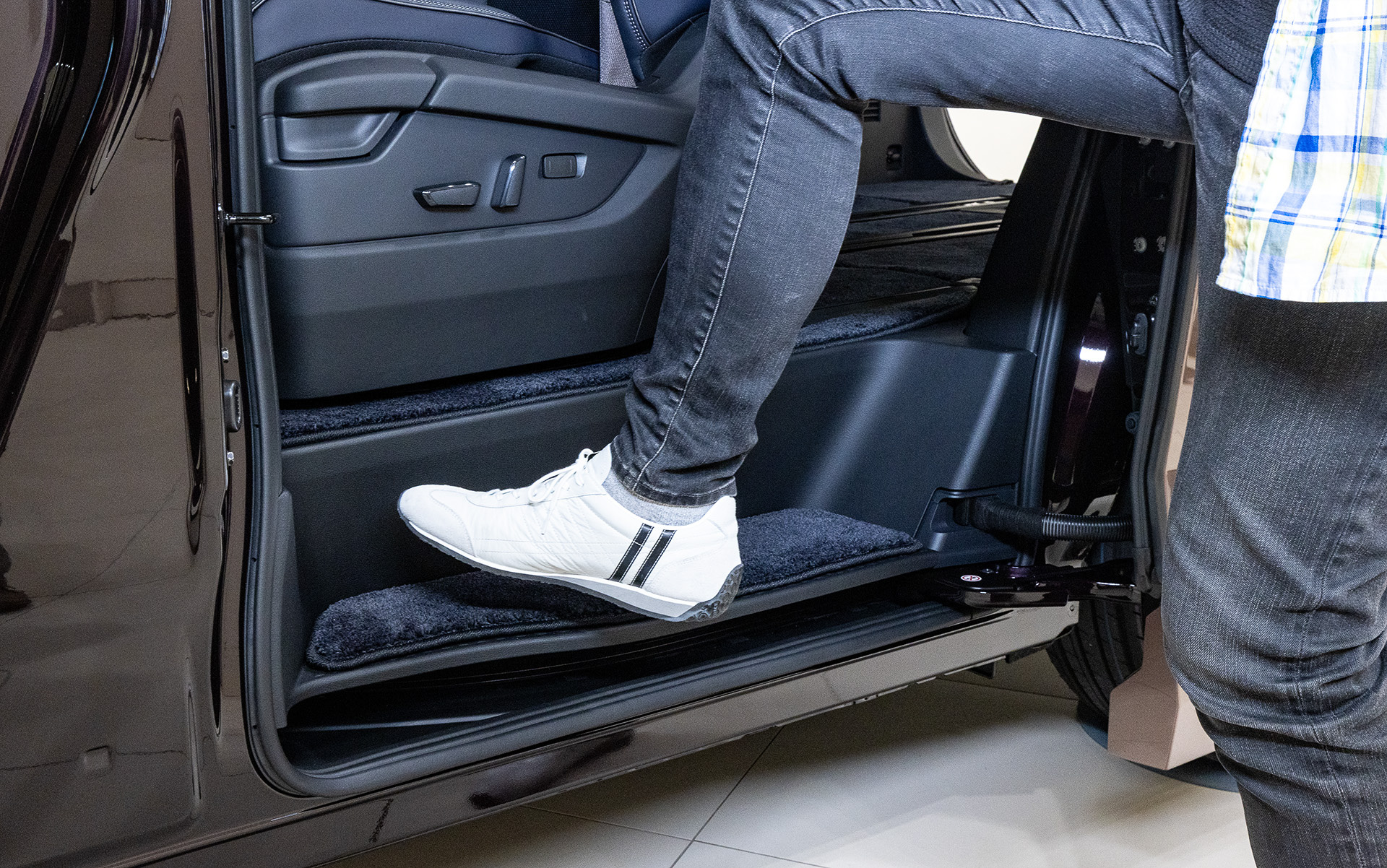スライドドアを開けて後席に乗り込むところ。具体的な数値は不明ながら全高が上がった分、ステップ高も上がった印象