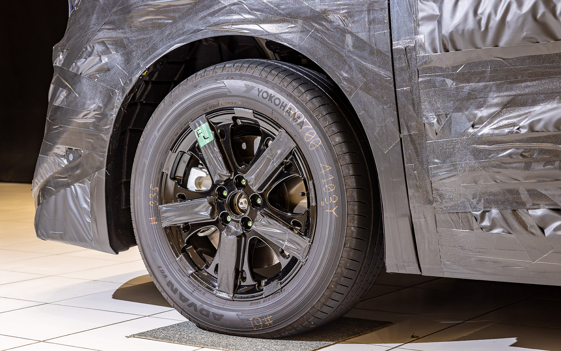 タイヤは横浜ゴム「ADVAN V61」（235/60R18）をセット