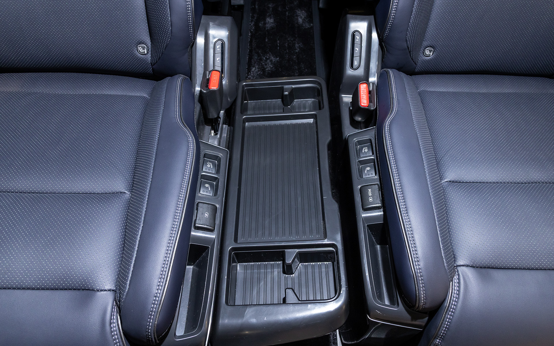 2列目シートの中央部。メモリーボタンのほかシートヒーター＆シートベンチレーション機能も備わる