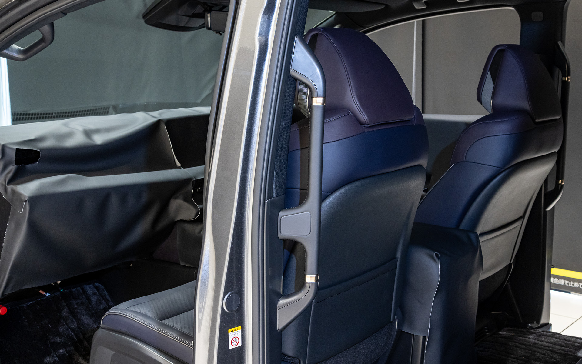 乗降時に便利なグリップも大型のものに