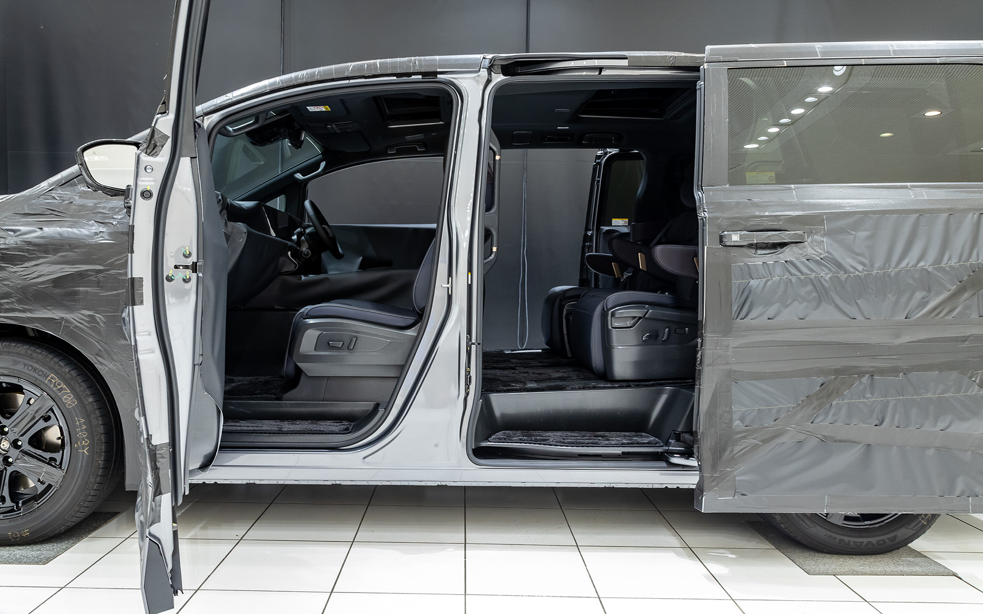 ドアを開けた状態。全高が上がったのに伴い、フロア高も上がったようだ。前席も1段ステップが設けられた