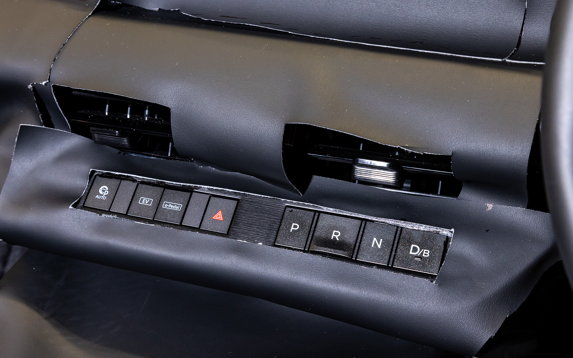 シフトの変更はボタンで。EVやe-Pedalのボタンも見える