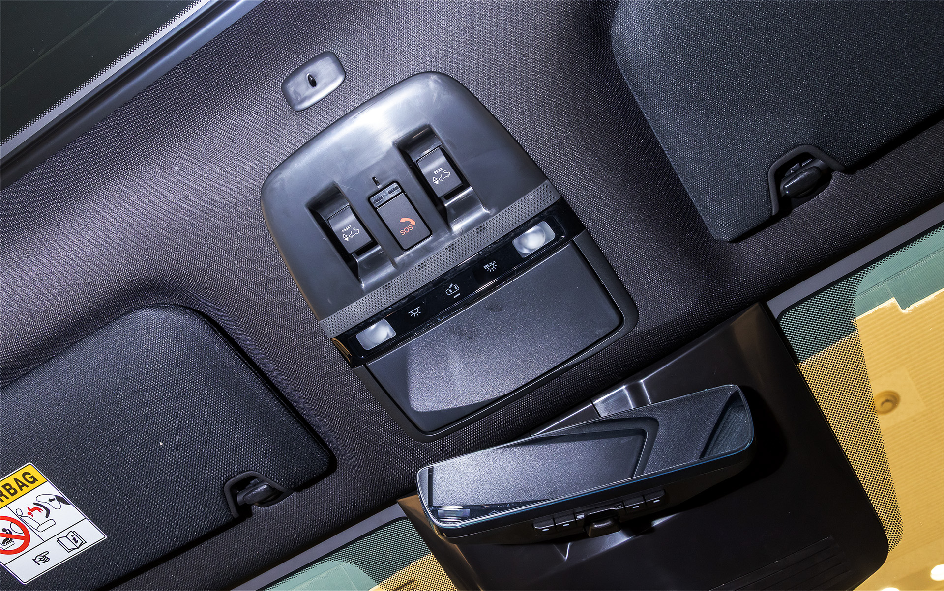 SOSコールボタン、前後のサンルーフ開閉に使うスイッチ