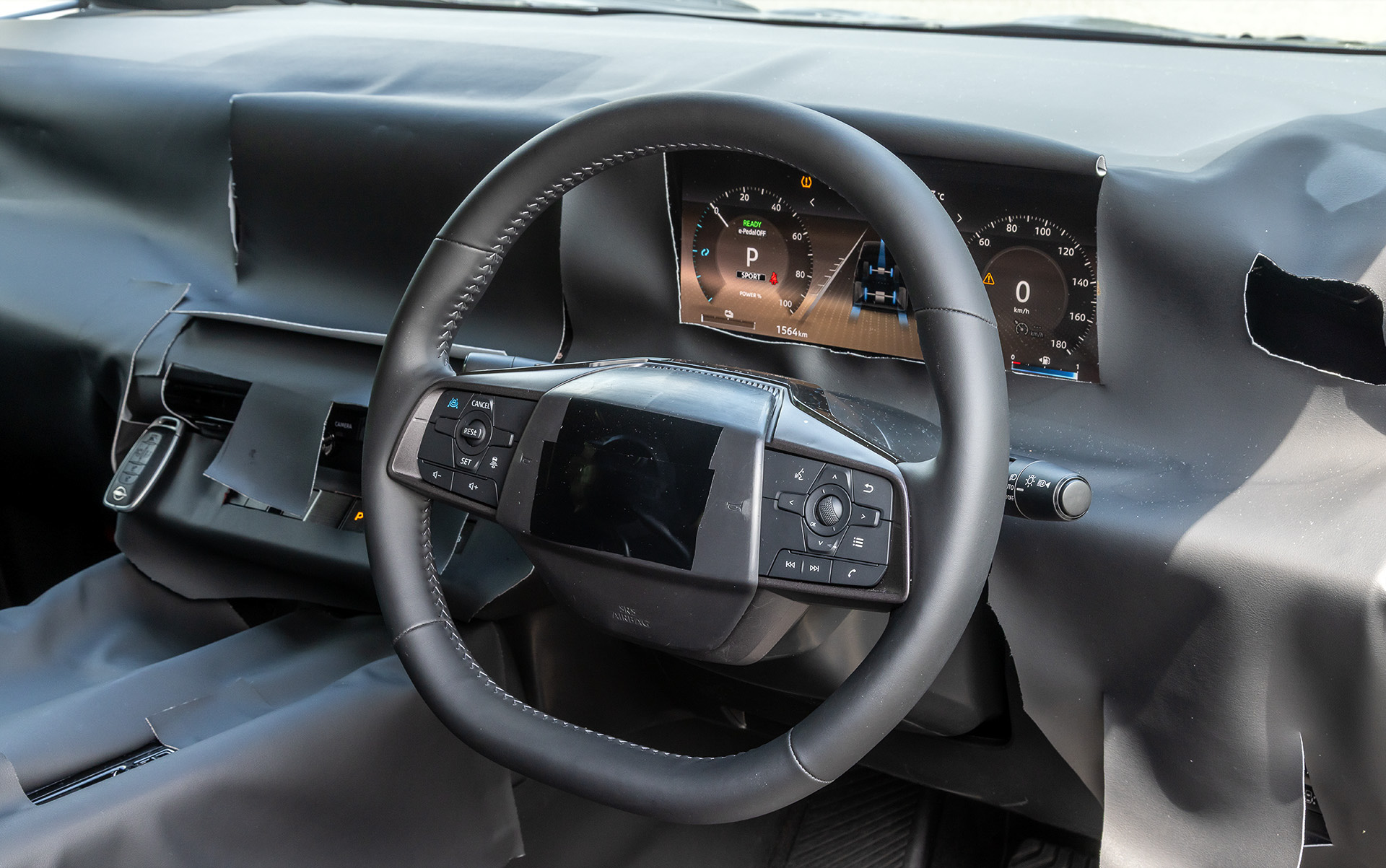 内装も偽装状態。分かったのはメーターまわりのほか、シフトノブがなくなりボタン式になったこと、シートデザイン程度