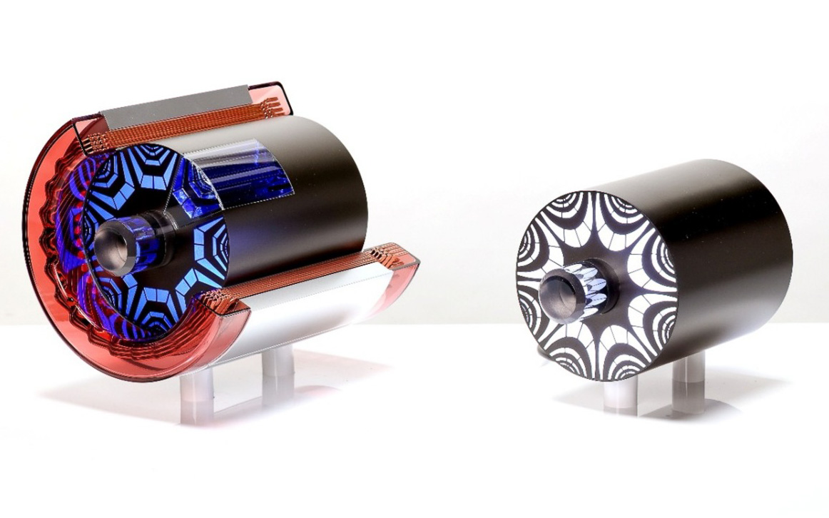 新型モーターのモックアップ。左が主駆動用ステーター＆ローター、右が副駆動用ローター